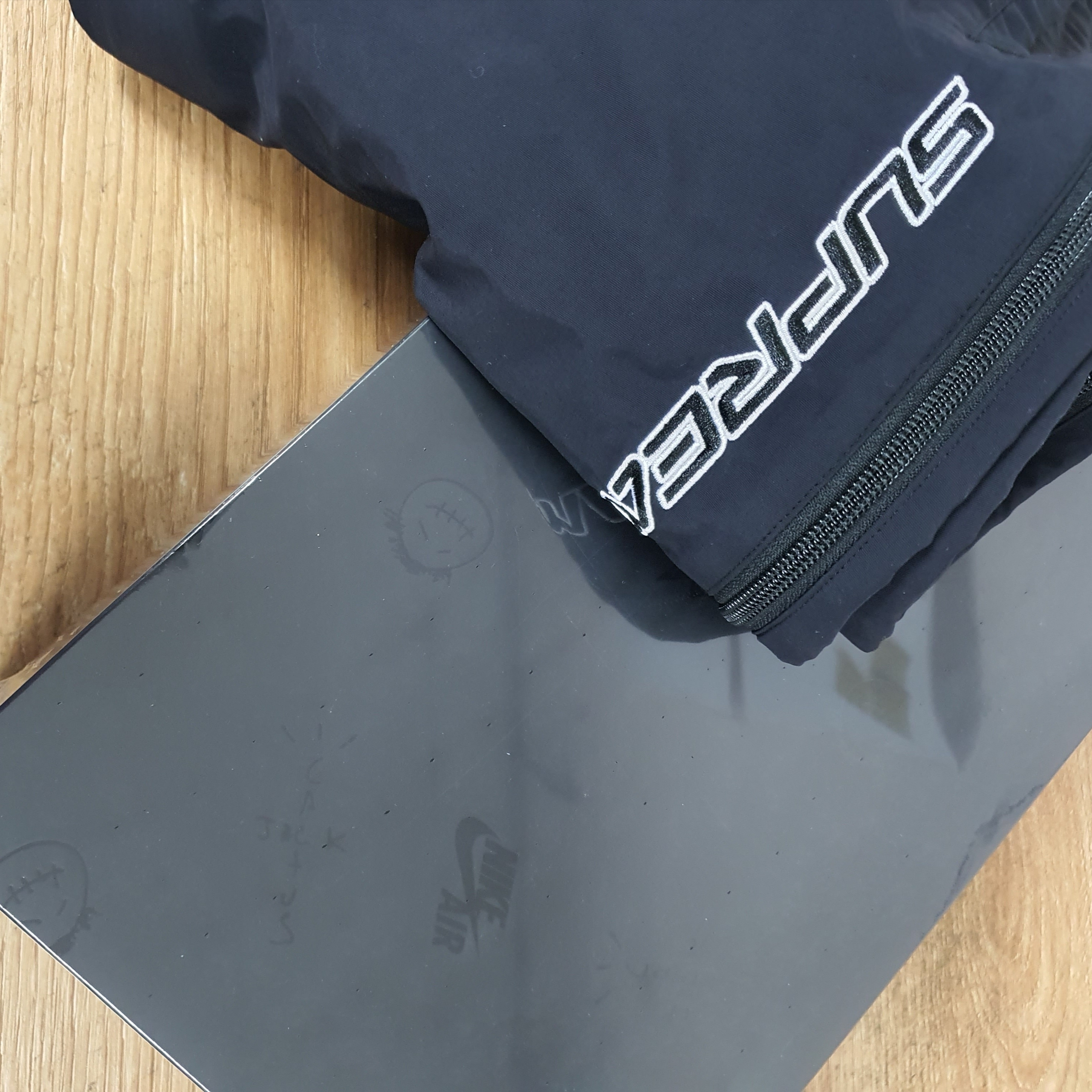 Supreme Full Zip Baggy Warm Up Pants Black - 23SS 착용 스타일