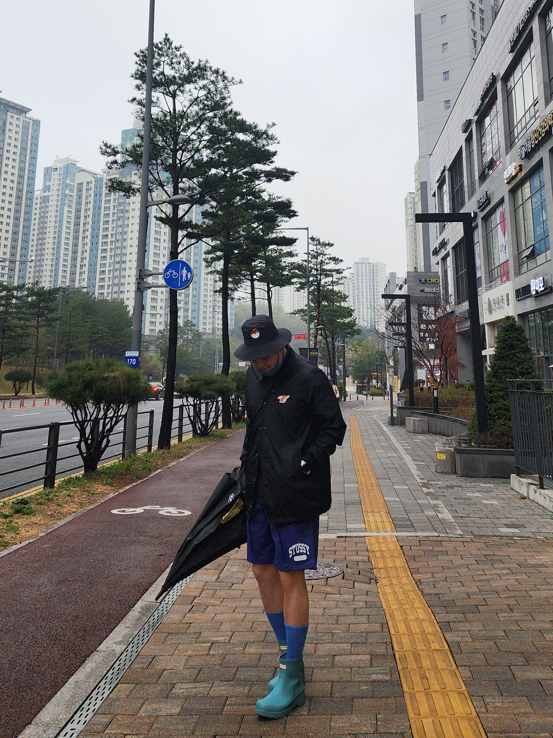 Hunter Play Short Wellington Boots Arctic Moss Green, Malbon Golf Bucket Hat Black 착용 스타일 - 1