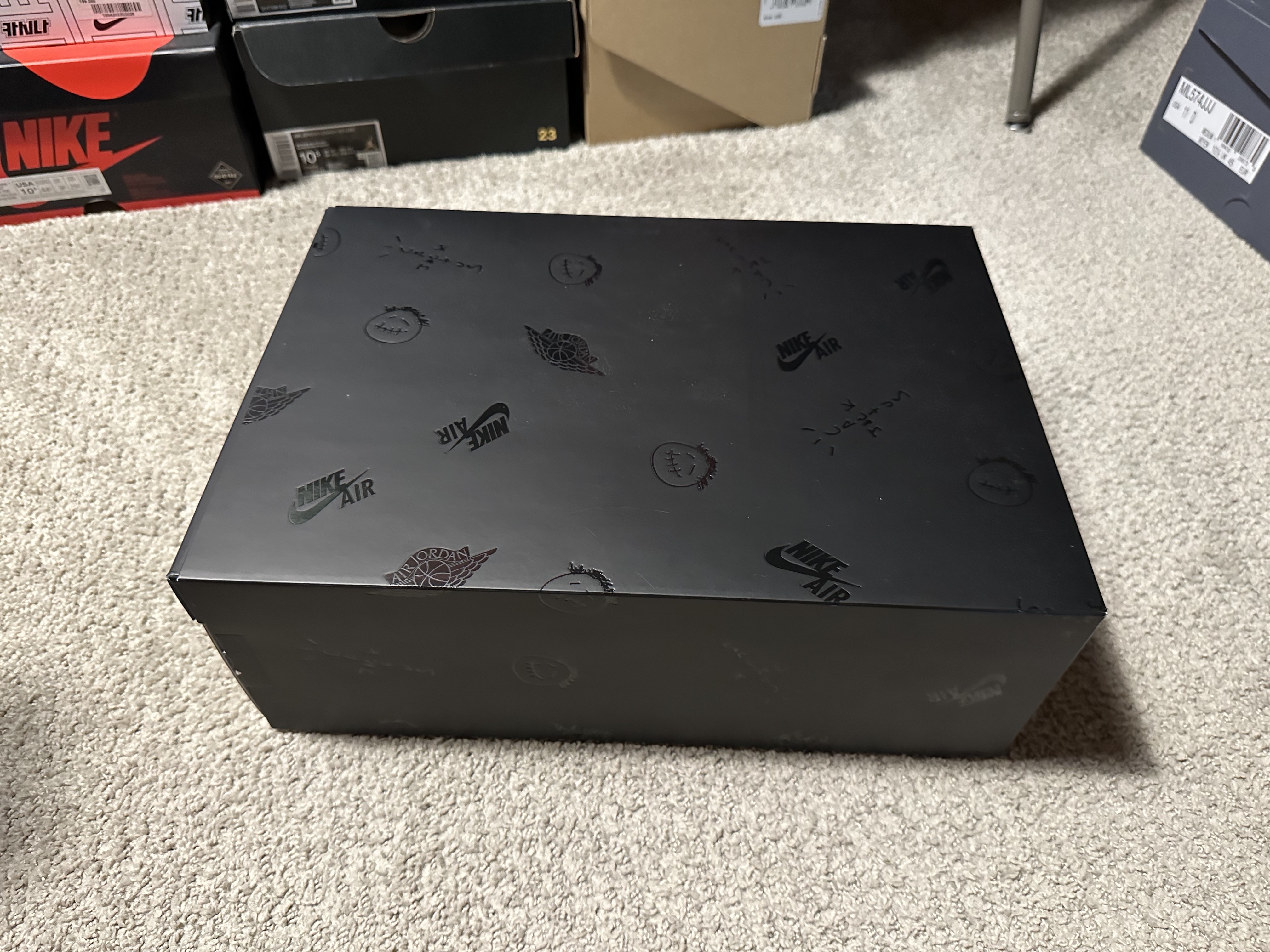 Jordan 1 x Travis Scott Retro Low OG SP Black Phantom 착용 스타일 - 5