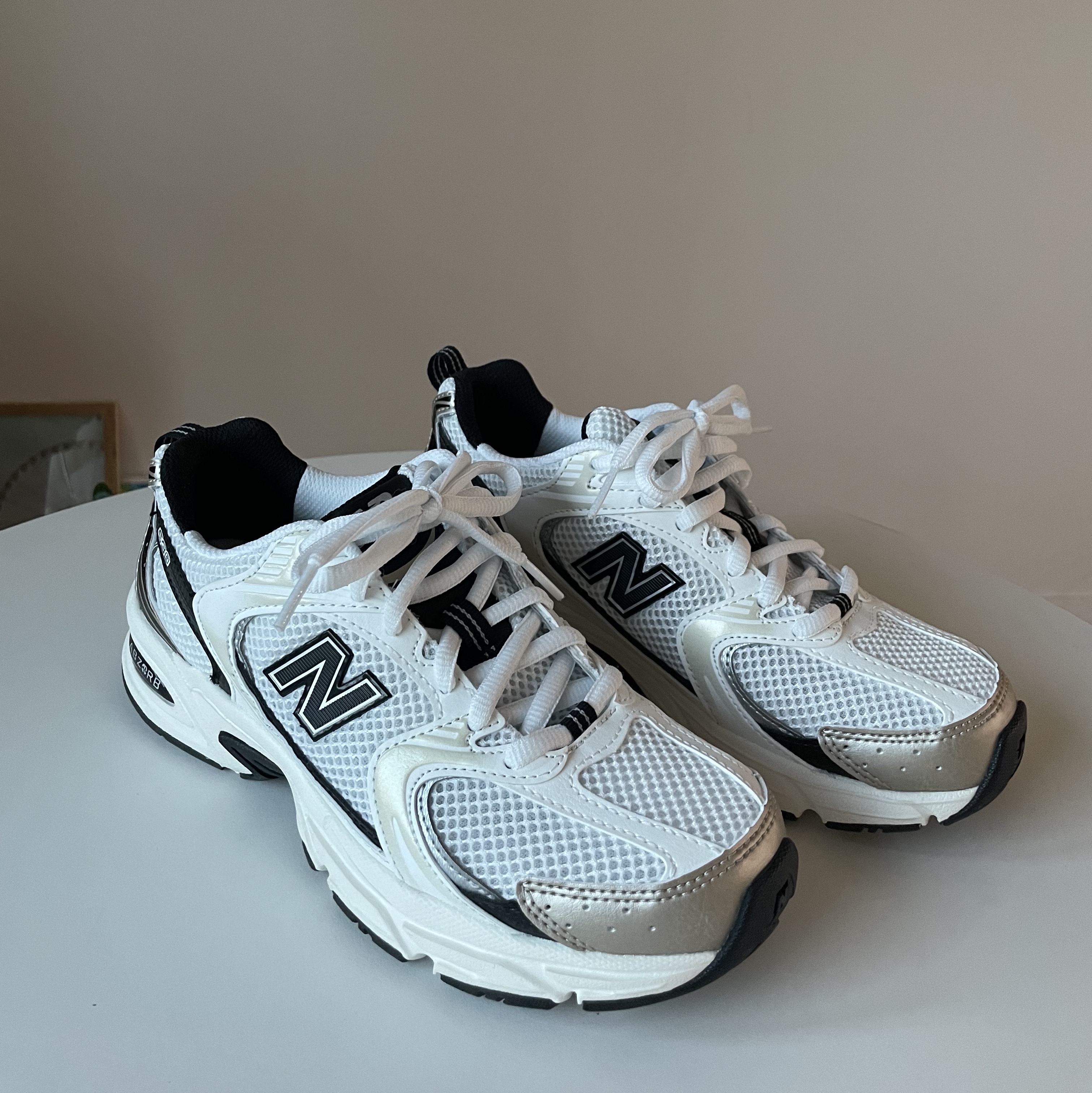 New Balance 530 White Gold 착용 스타일