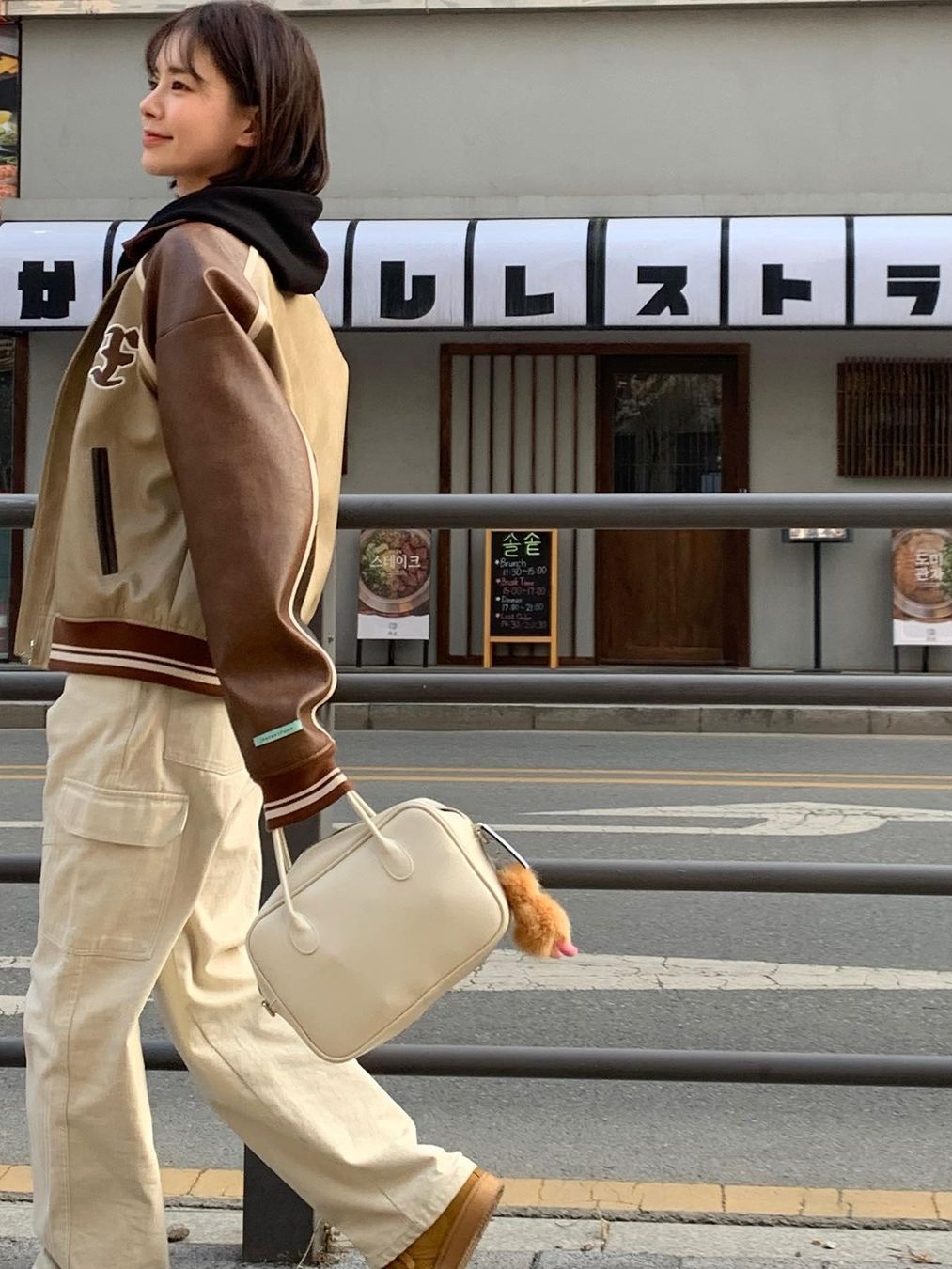 Nieeh Women Square Bag Cream 착용 스타일