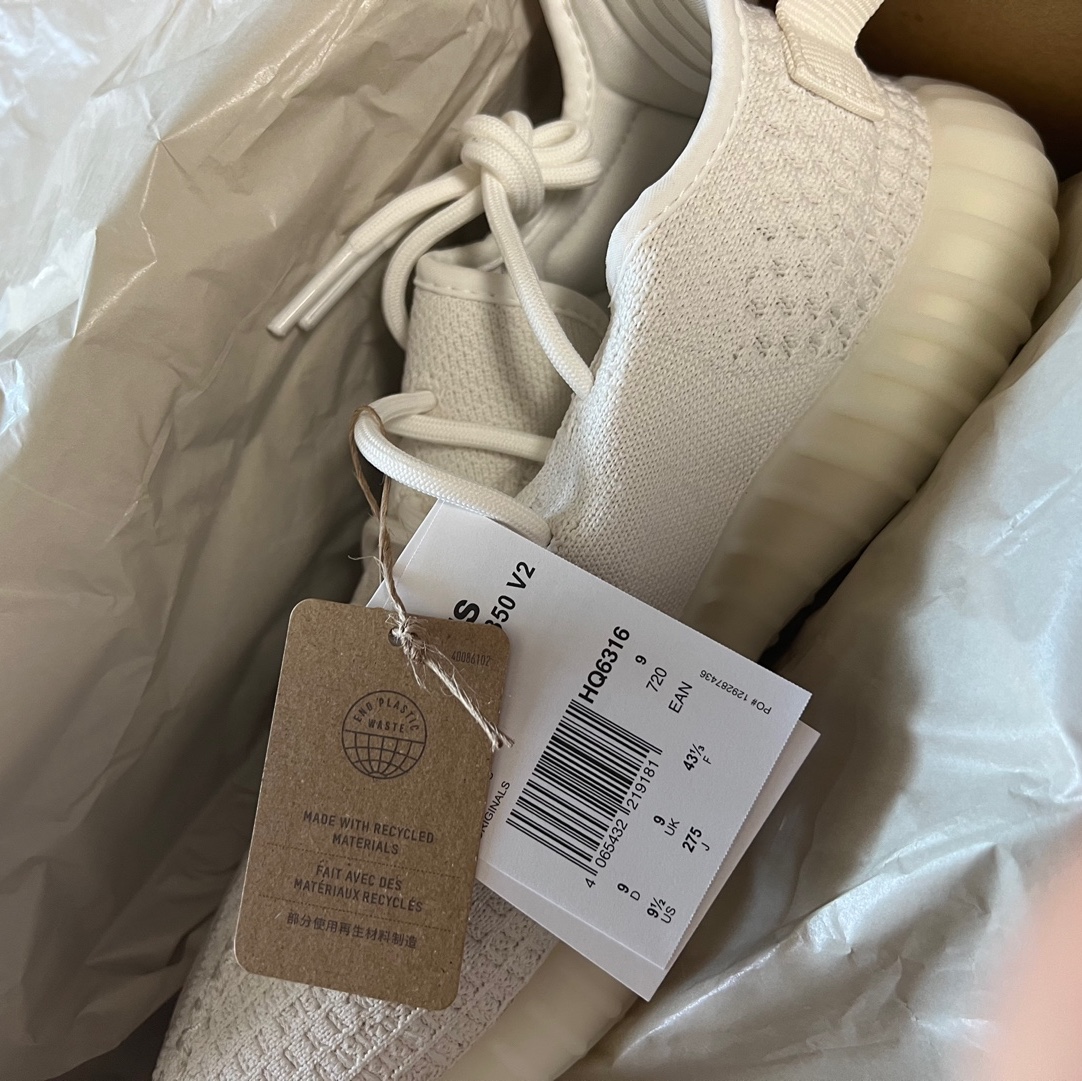 Adidas Yeezy Boost 700 V2 Static 2022, Adidas Yeezy Boost 350 V2 Core Black White 2022 착용 스타일 - 3