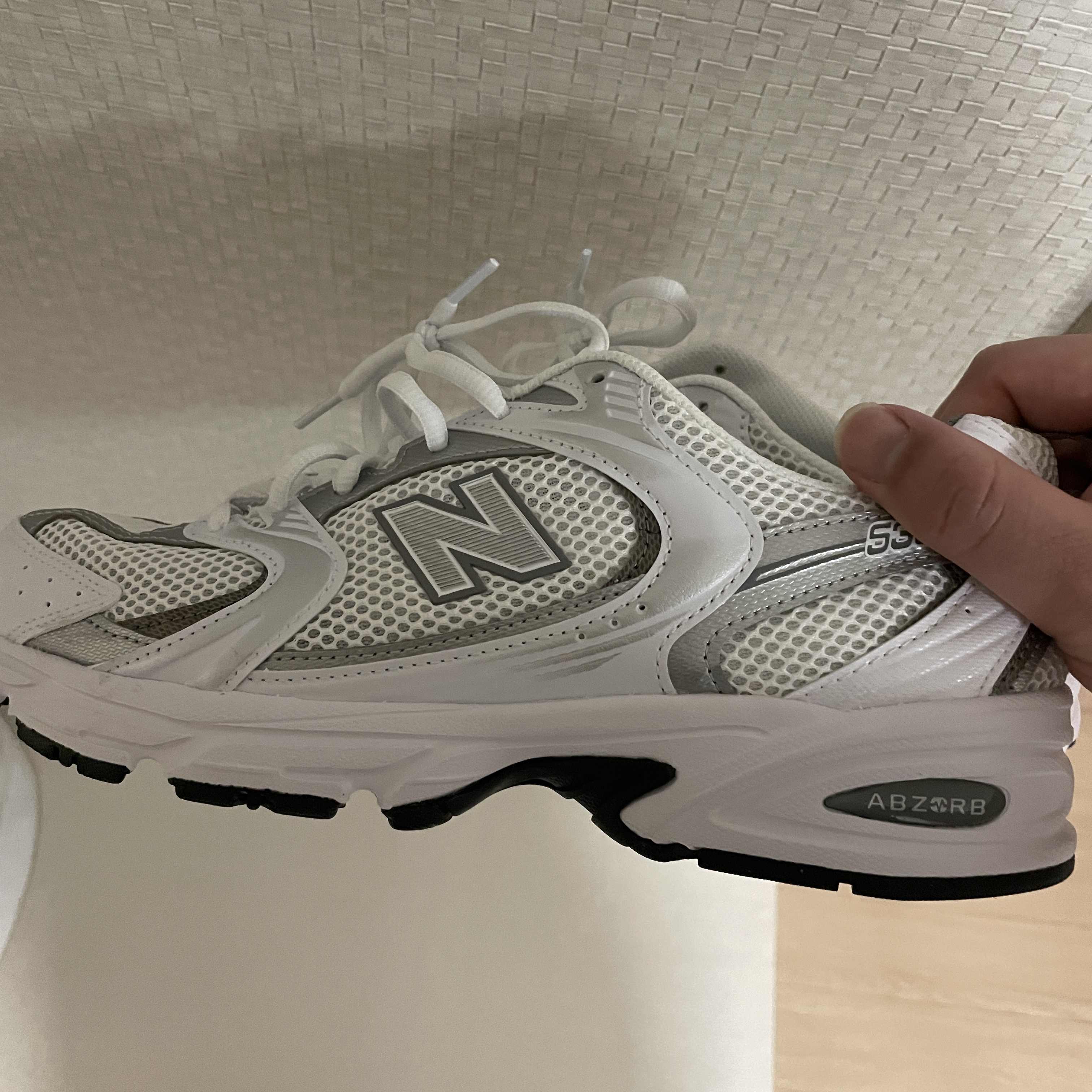 New Balance 530 White Silver 착용 스타일