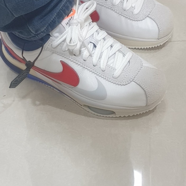 Nike x Sacai Zoom Cortez SP White and University Red 착용 스타일 - 4