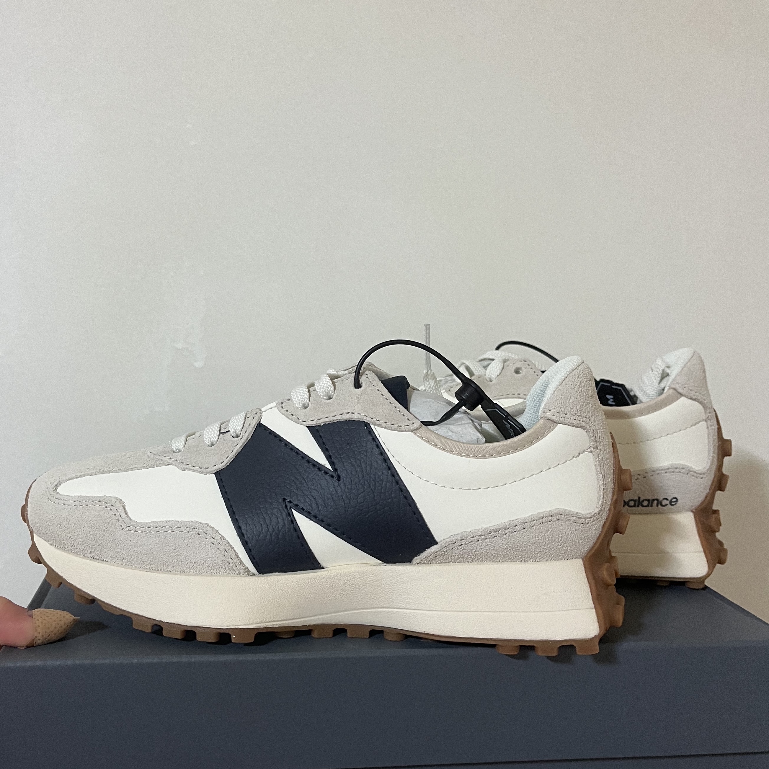 (W) New Balance 327 Beige Gum 착용 스타일 - 2