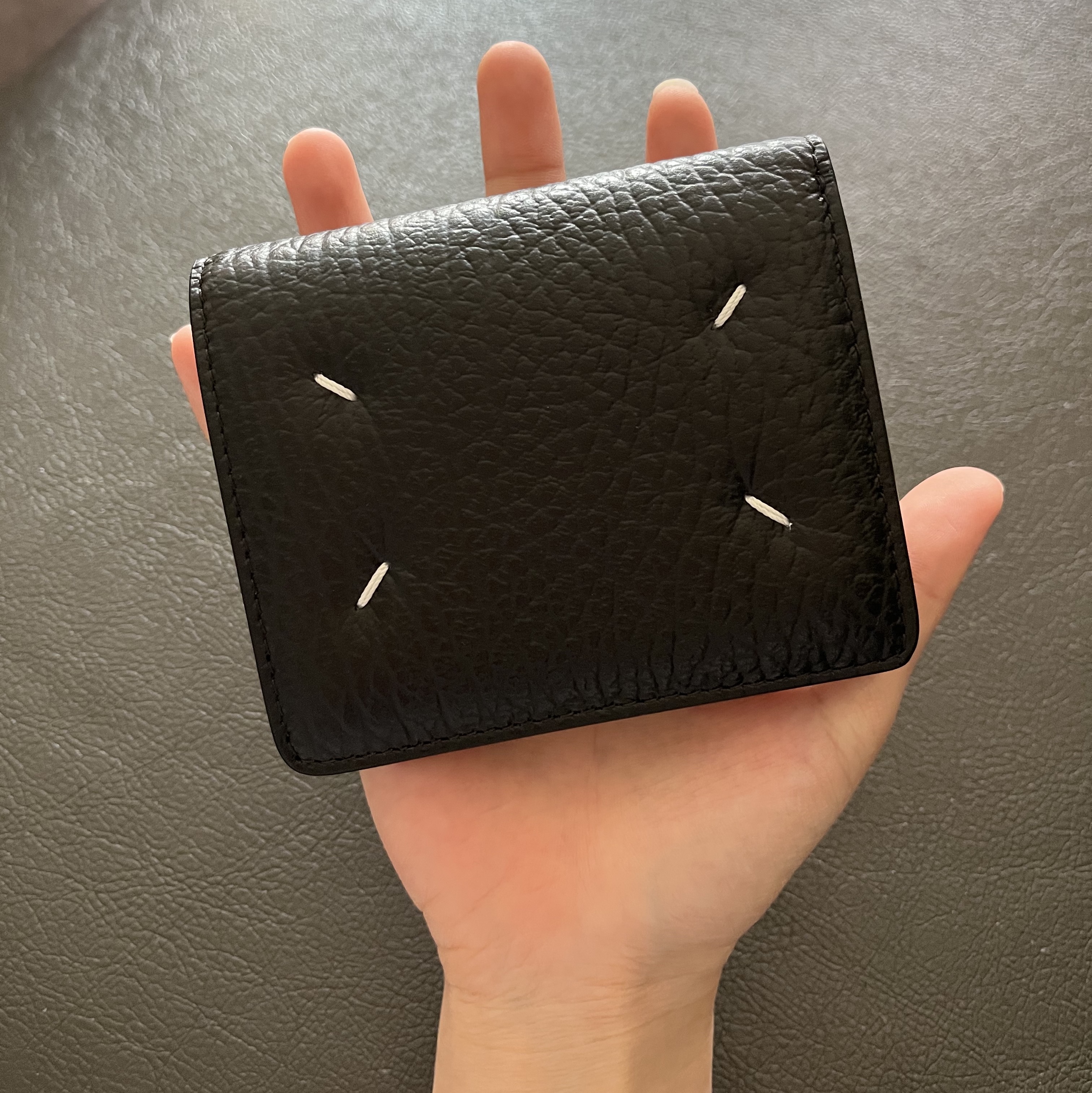 Maison Margiela Compact Bi-Fold Wallet Black 착용 스타일