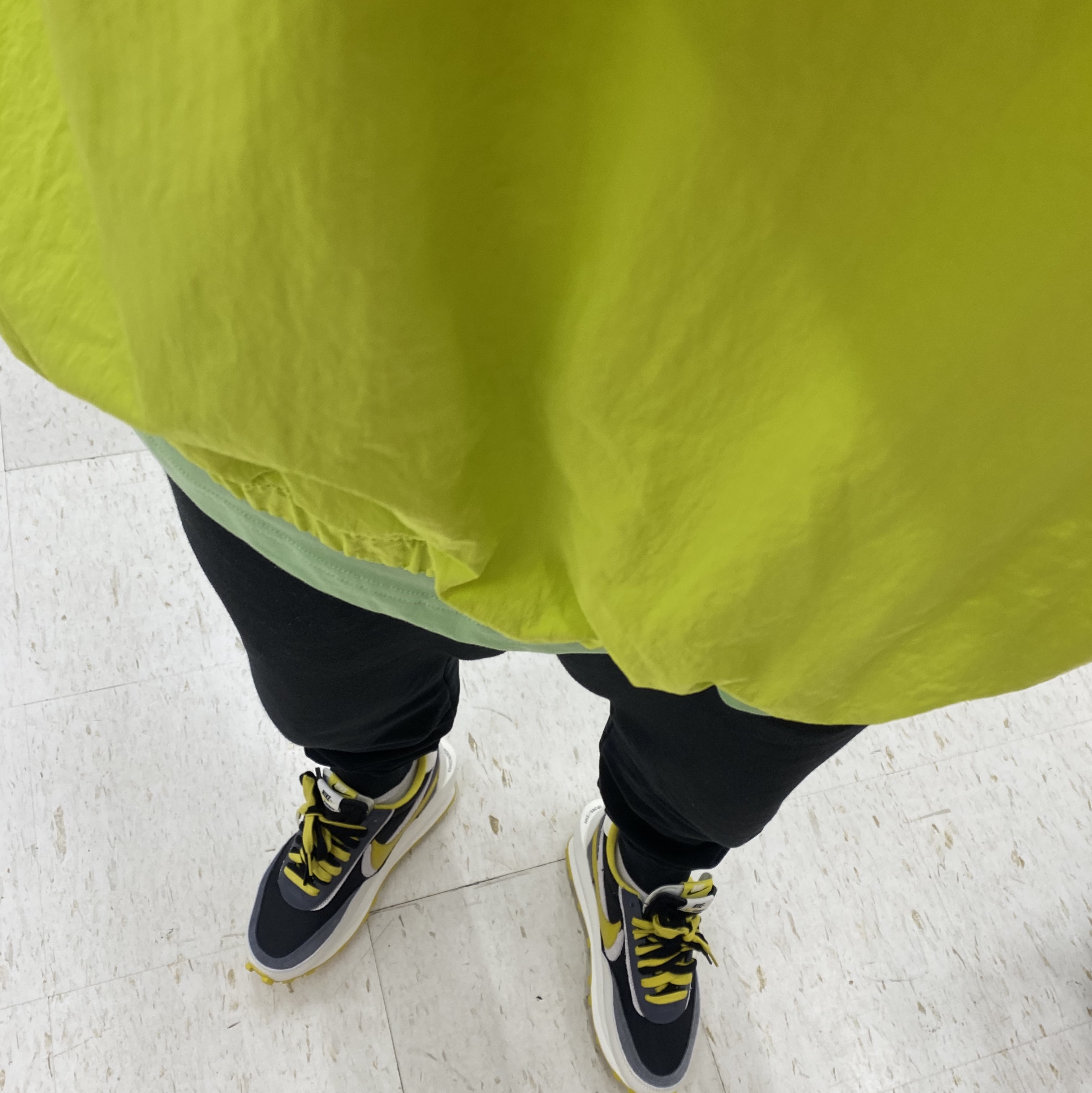 Nike x Sacai x Undercover LDWaffle Black Bright Citron, Nike x Stussy Windrunner Jacket Bright Cactus 착용 스타일