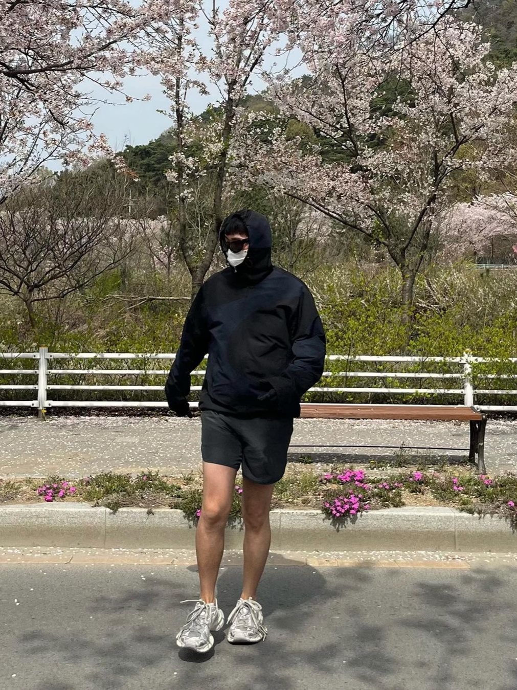 [KREAM 단독] AOP x Side Service Uzumaki Track Jacket Navy Black, (W) Balenciaga 3XL Sneakers Light Beige 착용 스타일 - 2