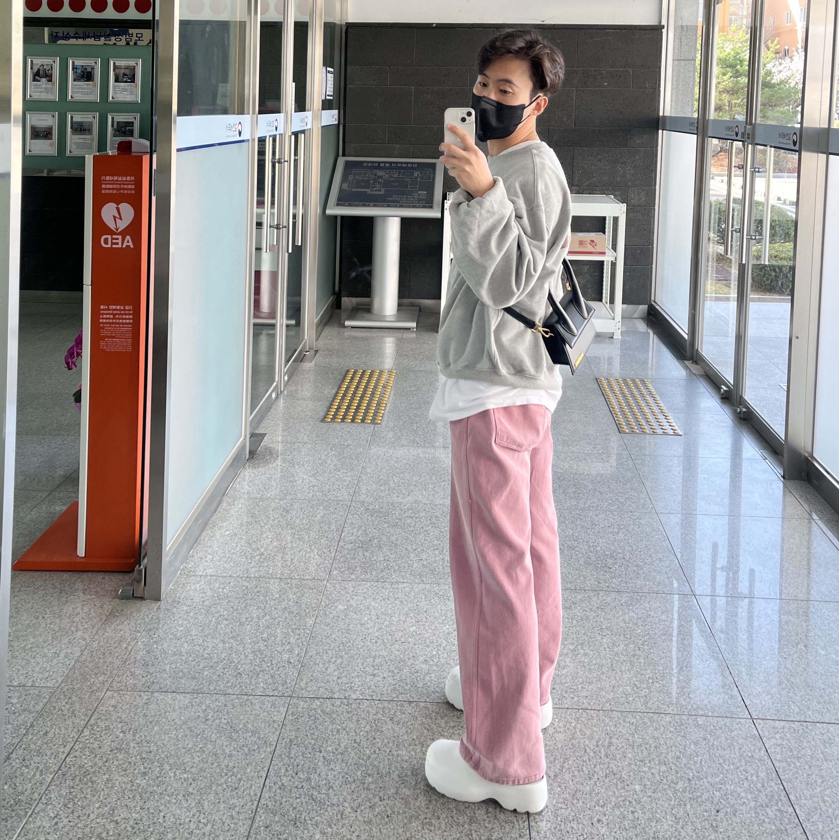 Bottega Veneta Rubber Flash Clog Chalk, Jacquemus Le Chiquito Moyen Leather Handbag Black 착용 스타일