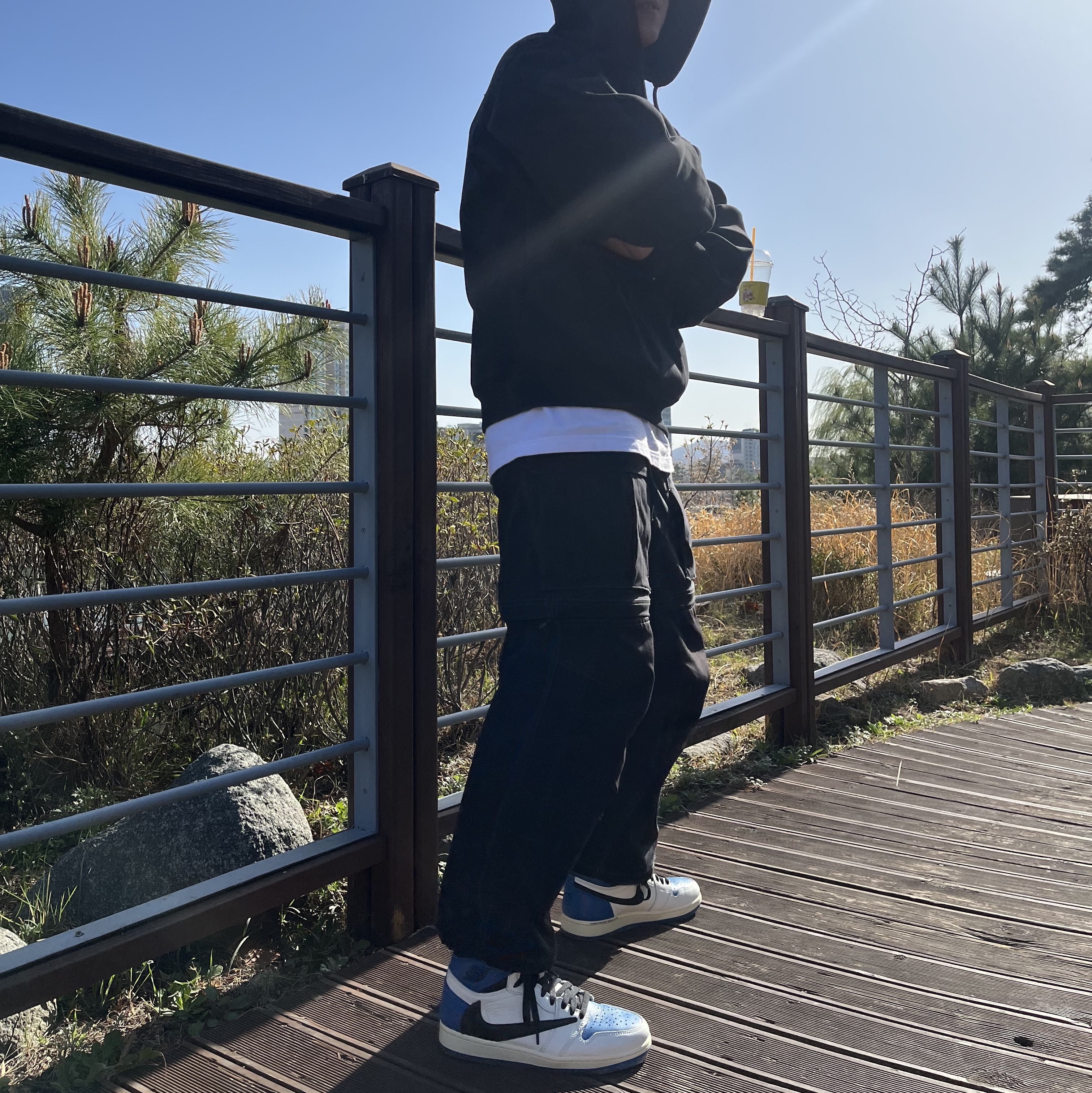 Jordan 1 x Travis Scott x Fragment Retro High OG SP Military Blue, Nike ACG Smith Summit Cargo Pants Black Summit White - Asia 착용 스타일
