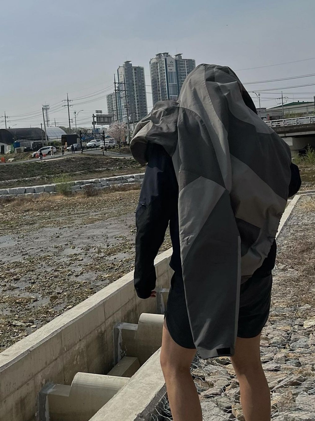 [KREAM 단독] AOP x Side Service Uzumaki Track Jacket Grey Charcoal 착용 스타일 - 3