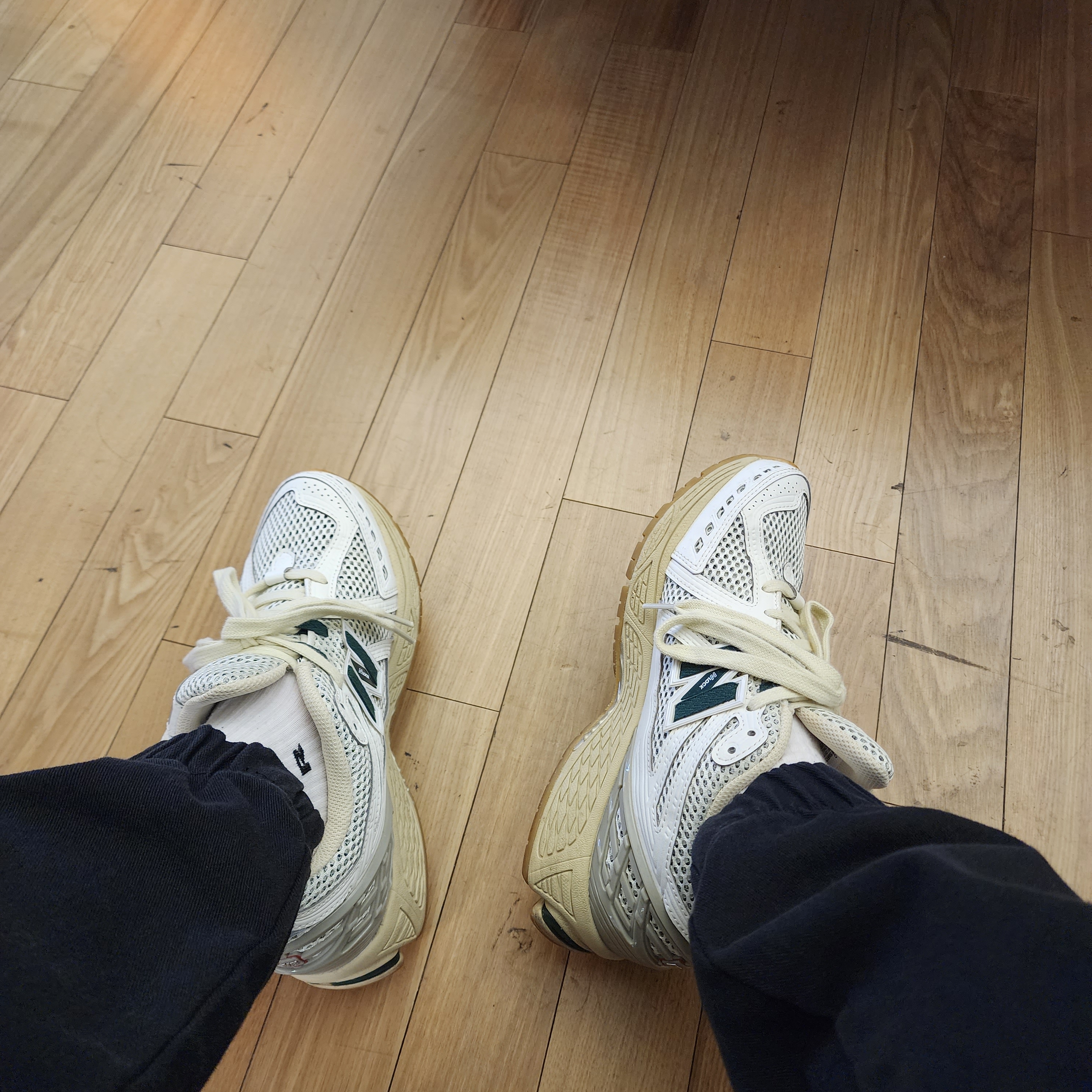 New Balance 1906R Silver Green 착용 스타일