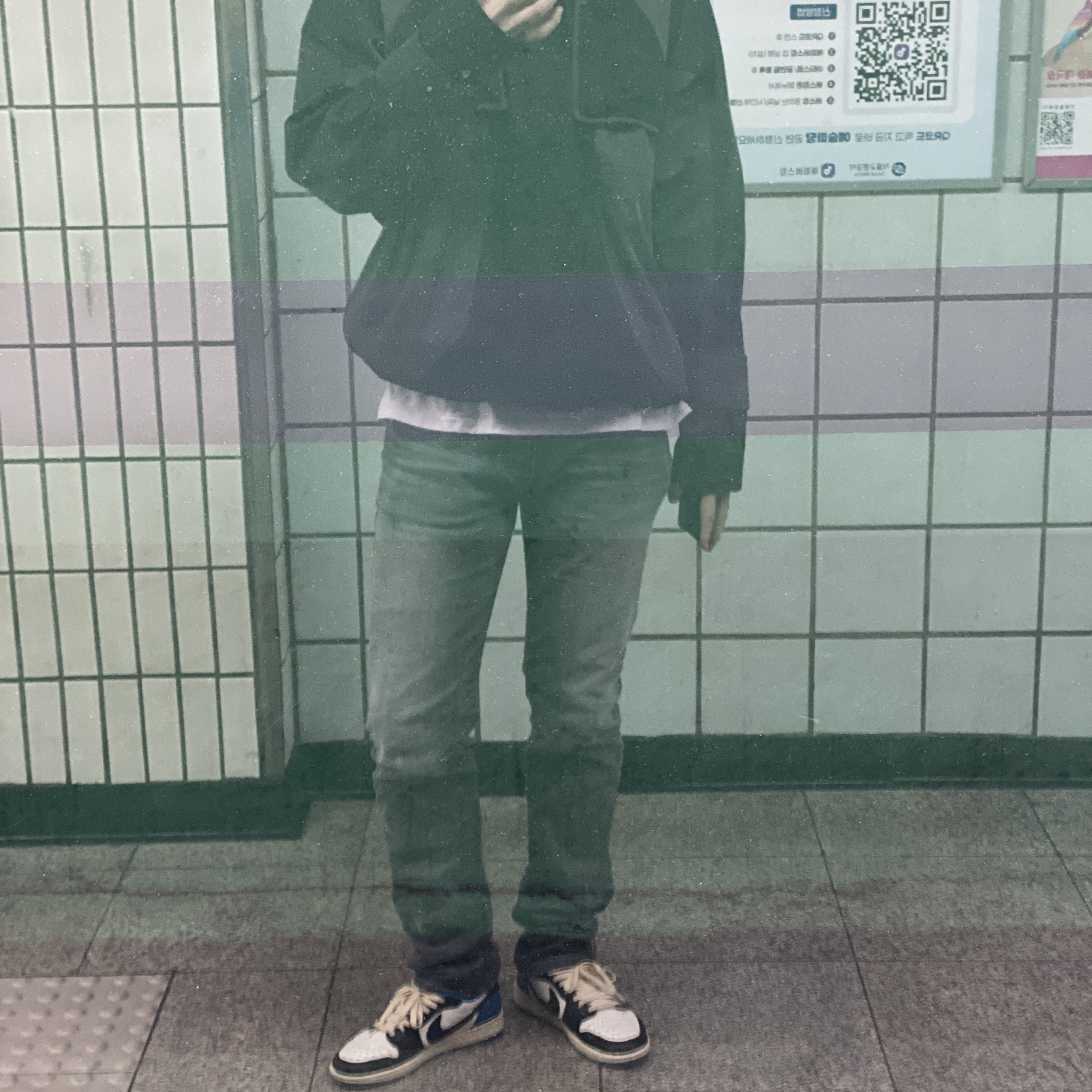 Undermycar Legion.03 Slim Fit Blue Stitch Washed Jeans Washed Gray, Jordan 1 x Travis Scott x Fragment Retro Low OG SP Military Blue 착용 스타일