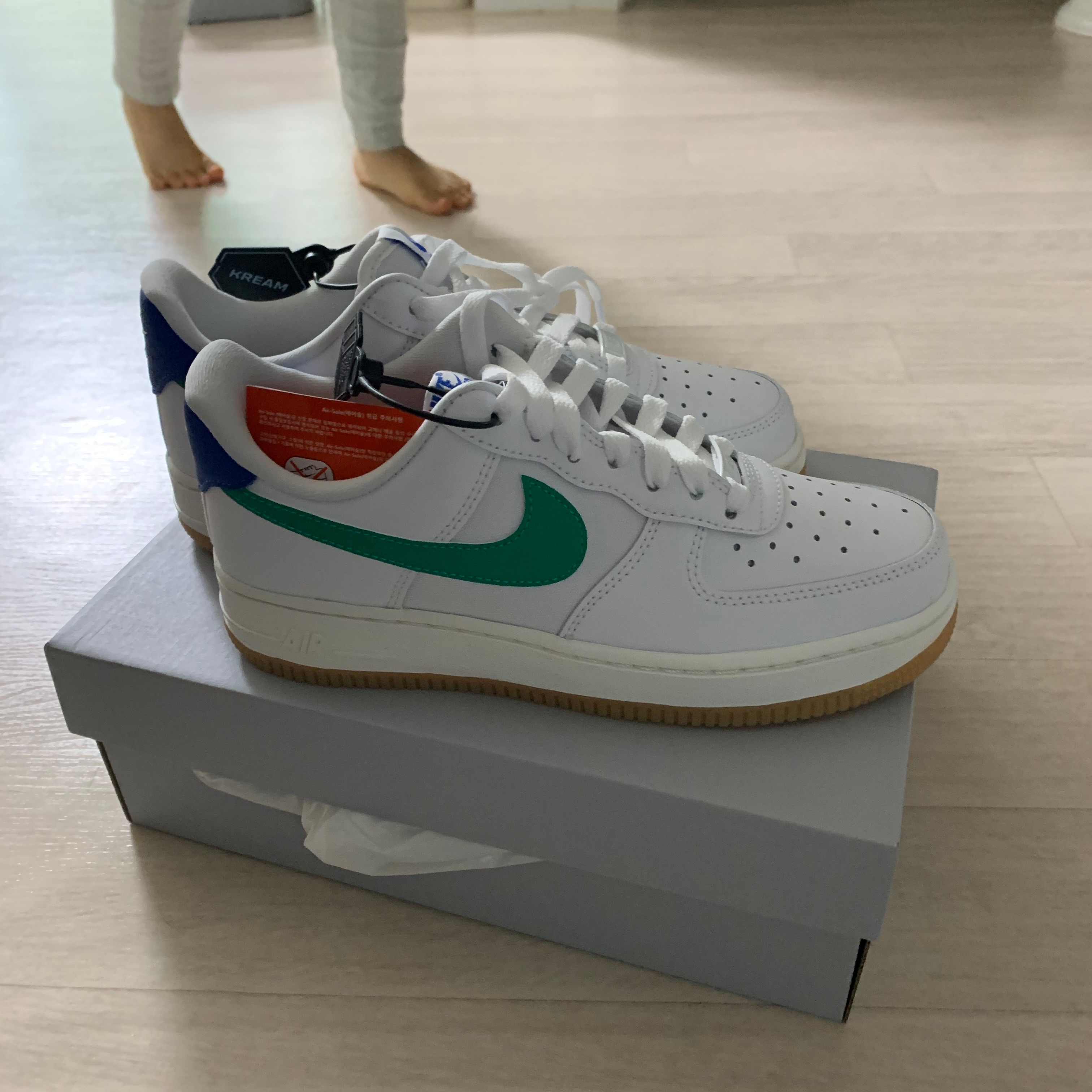 (W) Nike Air Force 1 '07 White Stadium Green 착용 스타일 - 1