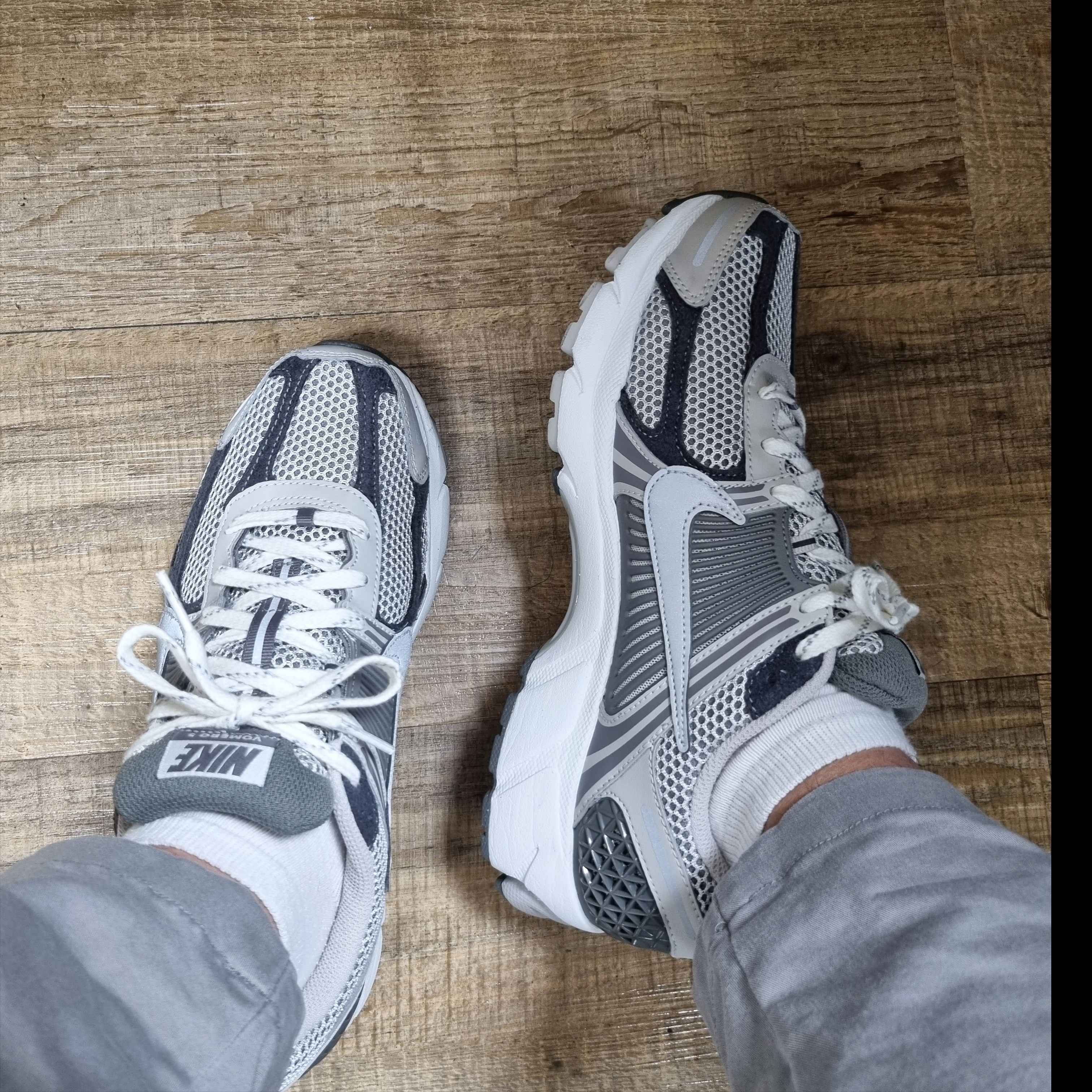 Nike Zoom Vomero 5 PRM Light Iron Ore and Flat Fewter 착용 스타일