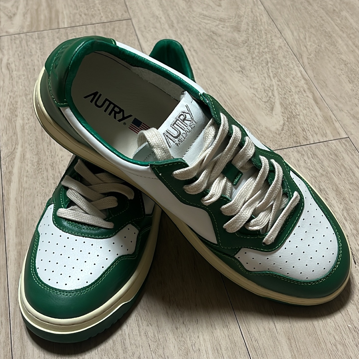 Autry Medalist Low Leather Sneakers Green White 착용 스타일 - 2