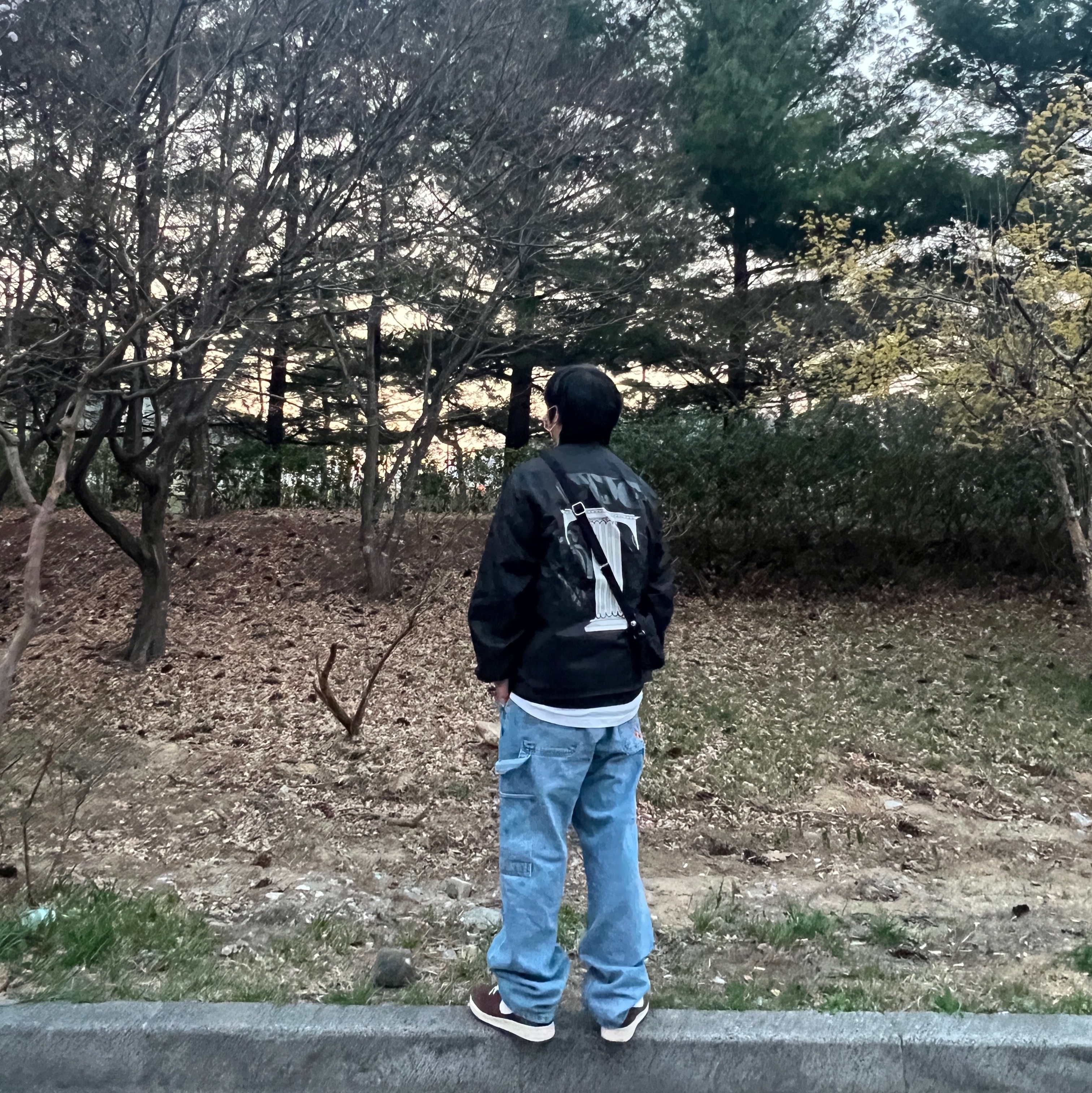CDG x Stussy Coach Jacket Black, Nike Air Force 1 Mid '07 QS Chocolate 착용 스타일