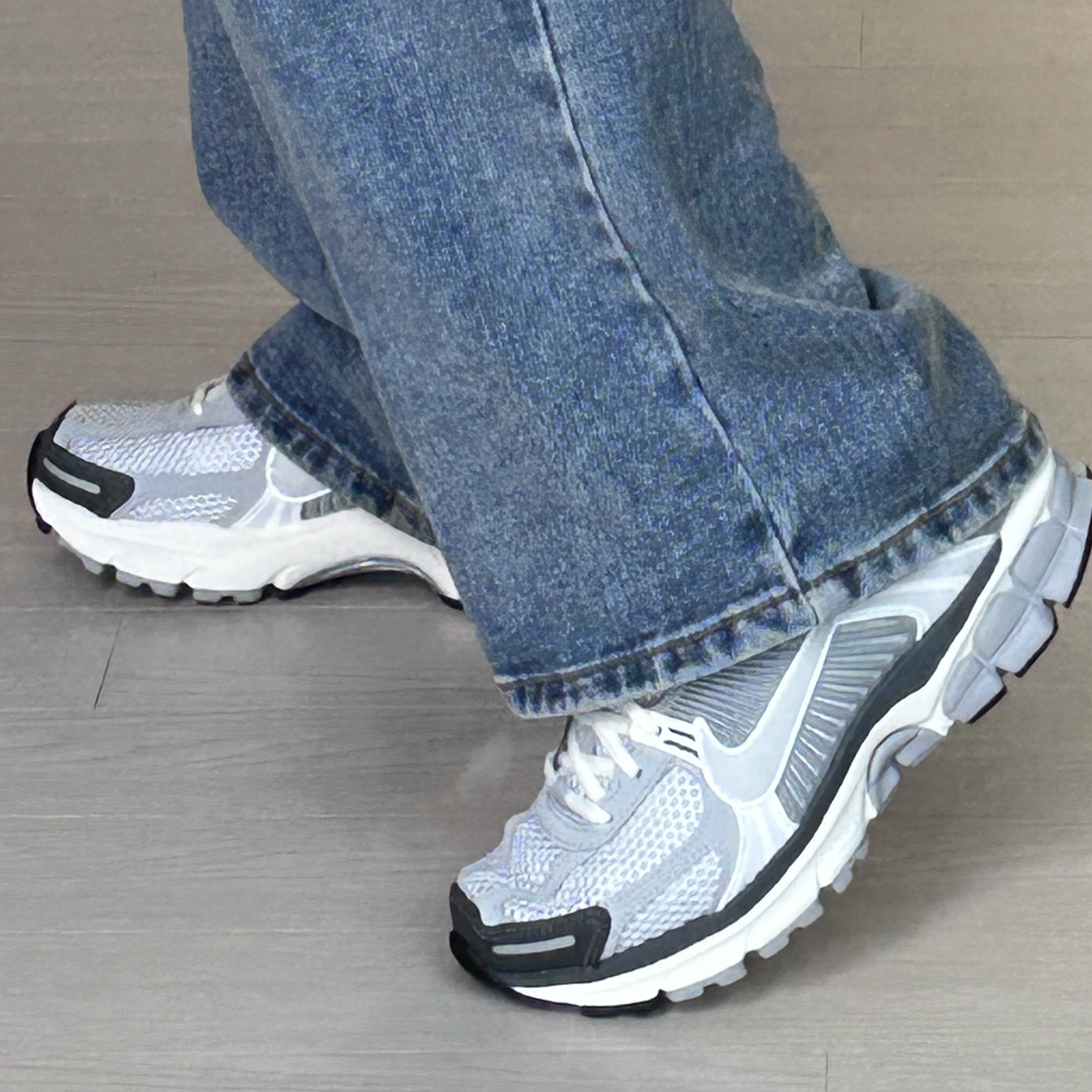 (W) Nike Zoom Vomero 5 Pure Platinum Metallic Silver 착용 스타일 - 2