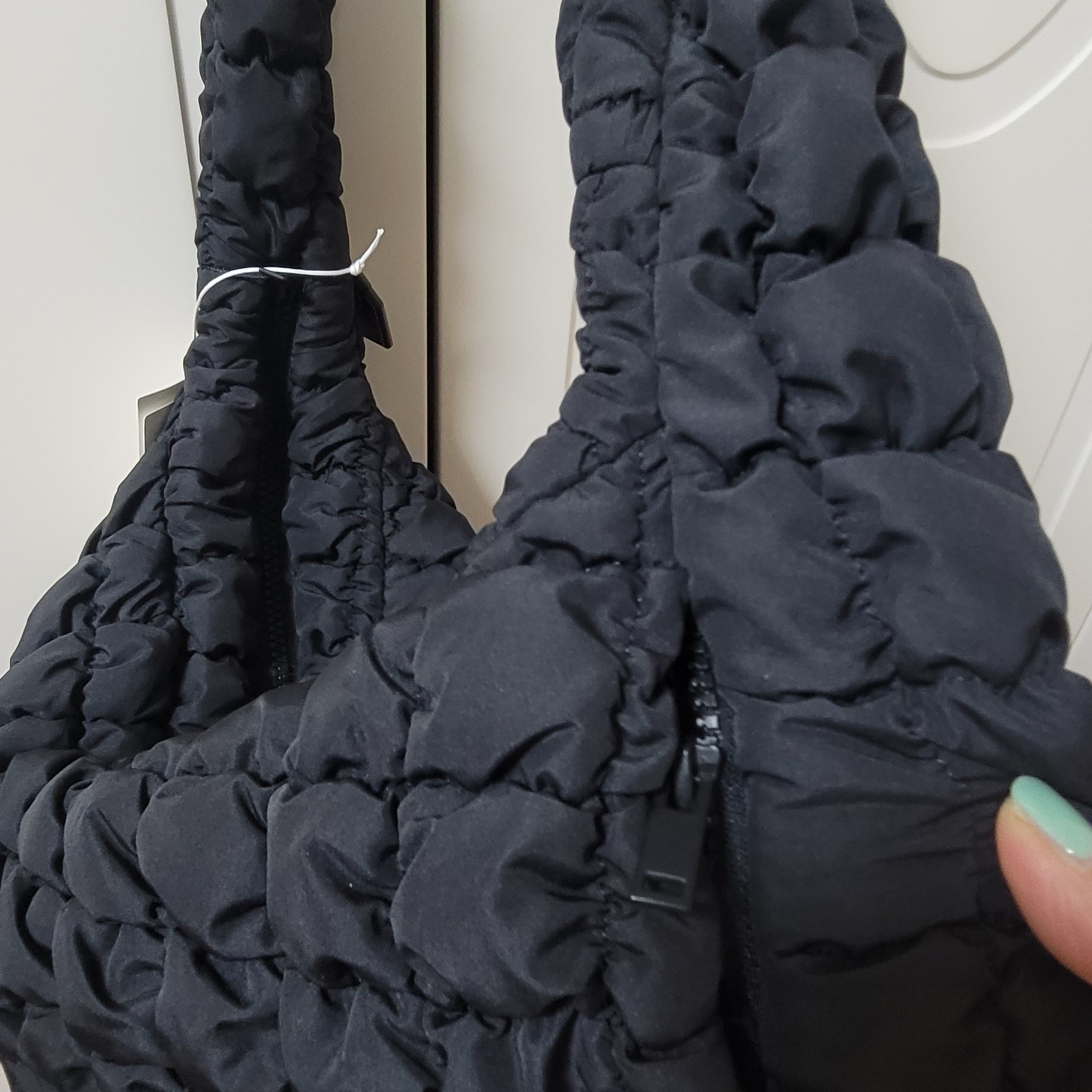 COS Quilted Oversized Shoulder Bag Black 착용 스타일 - 2