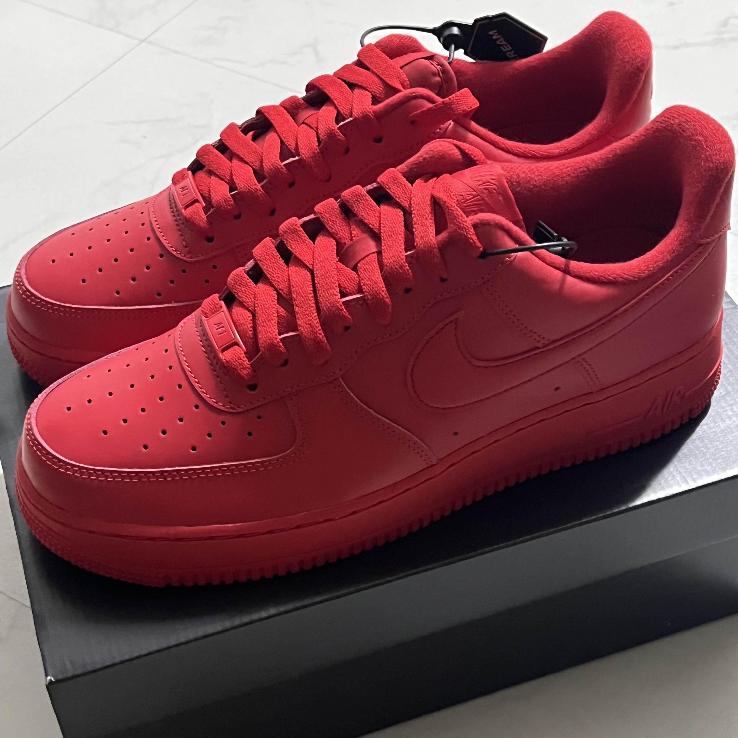 Nike Air Force 1 '07 LV8 Low 1 Triple Red, Nike x Supreme Air Force 1 Low Flax 착용 스타일 - 1
