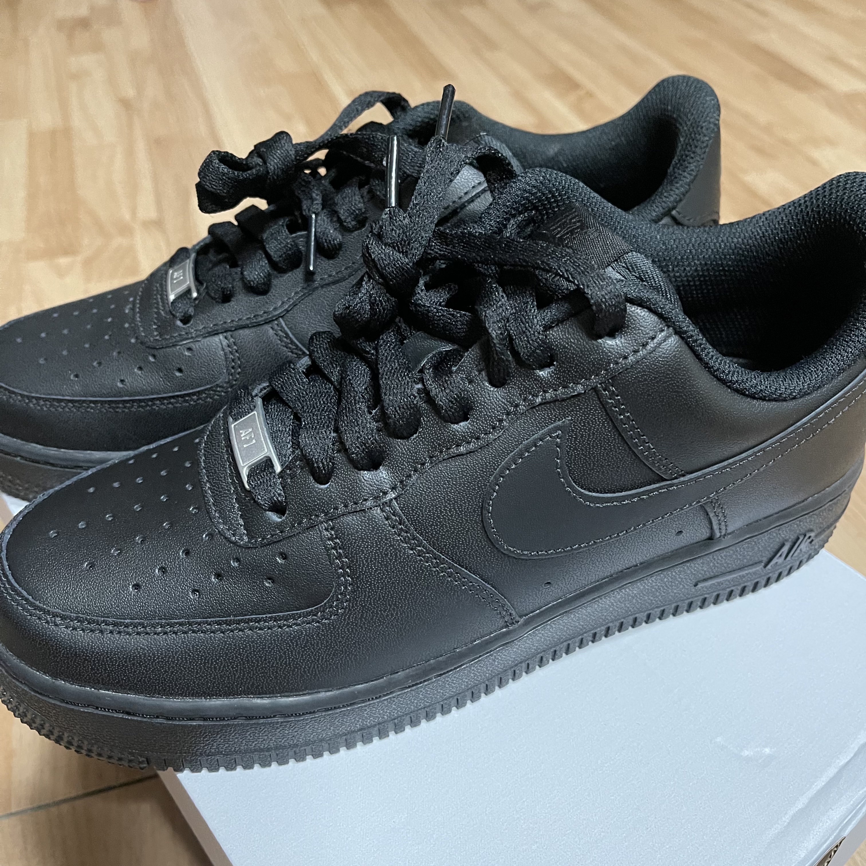 Nike Air Force 1 '07 Low Triple Black 착용 스타일