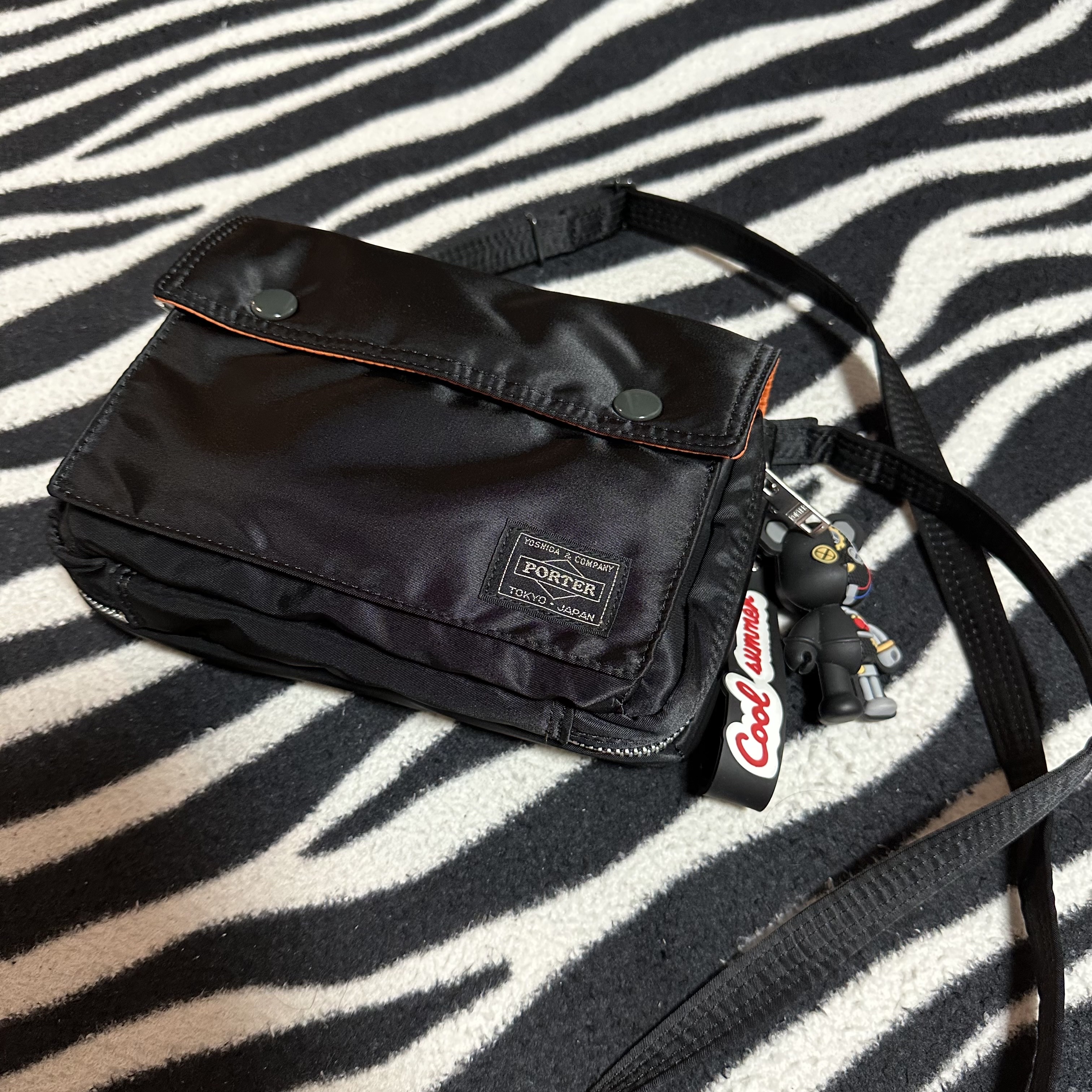 Porter Tanker Shoulder Bag Black 착용 스타일