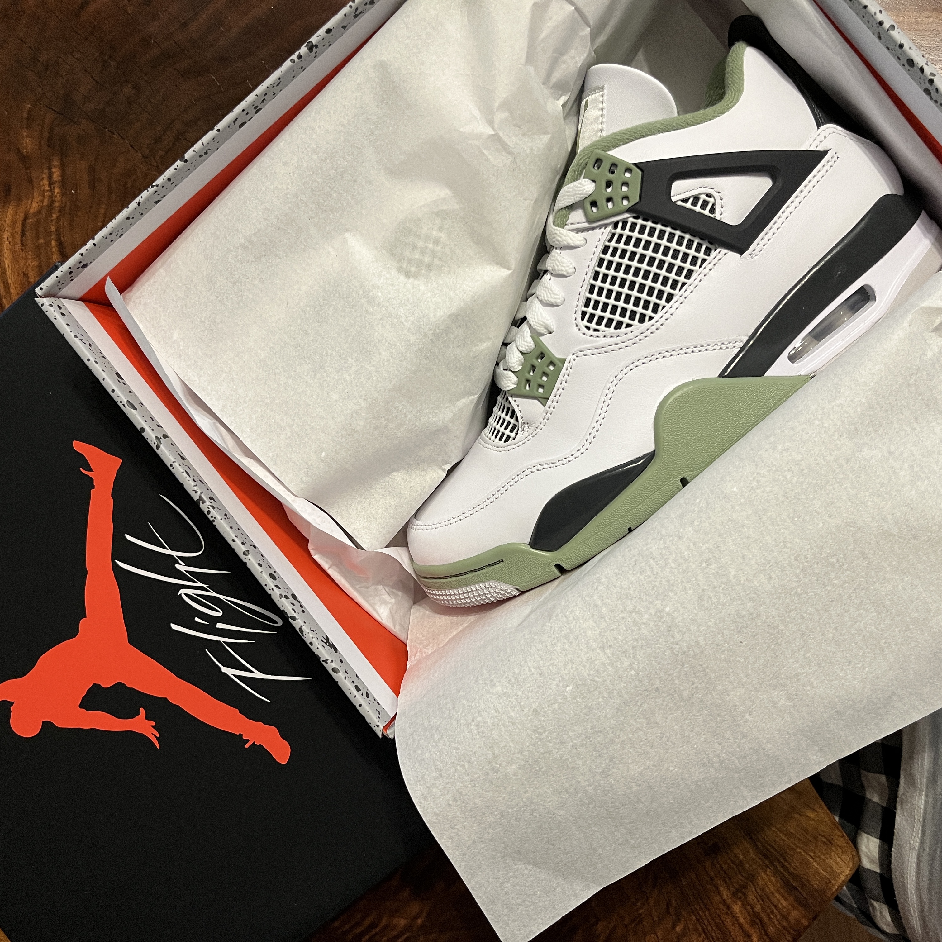 (W) Jordan 4 Retro Oil Green 착용 스타일 - 1