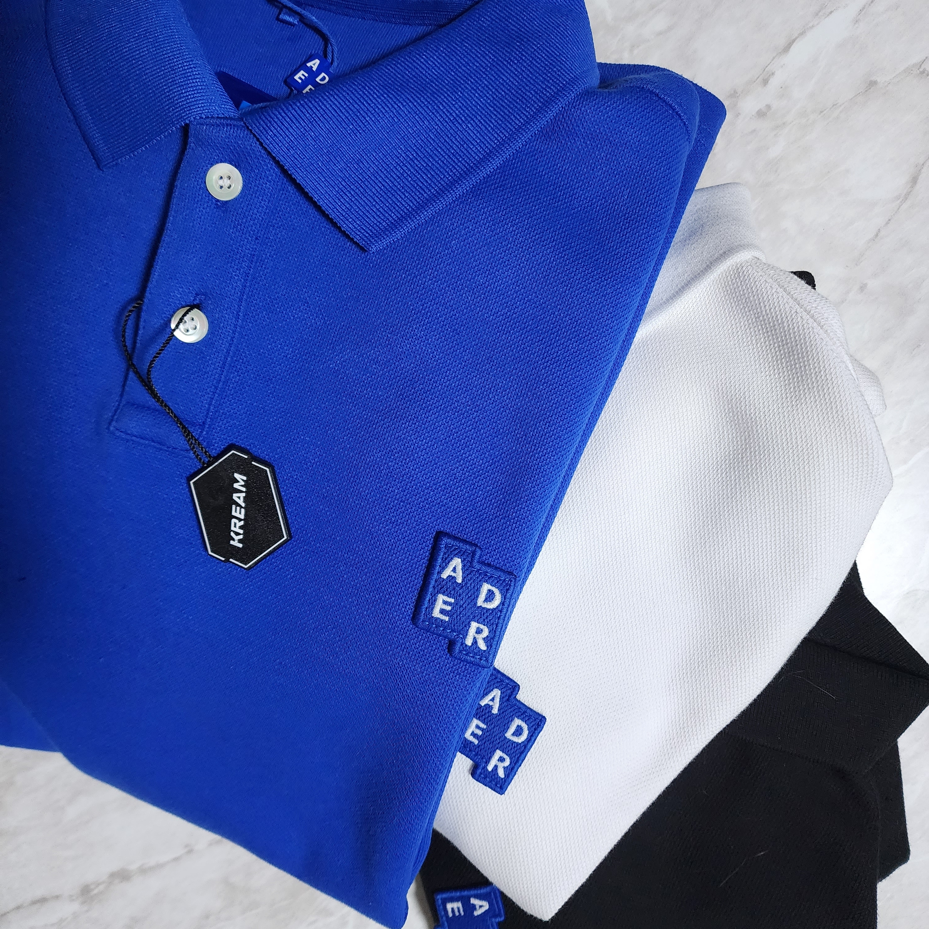 Ader Error Sig; TRS Tag Polo T-Shirt 01 Z-Blue, Ader Error Sig; TRS Tag Polo T-Shirt 01 Black 착용 스타일