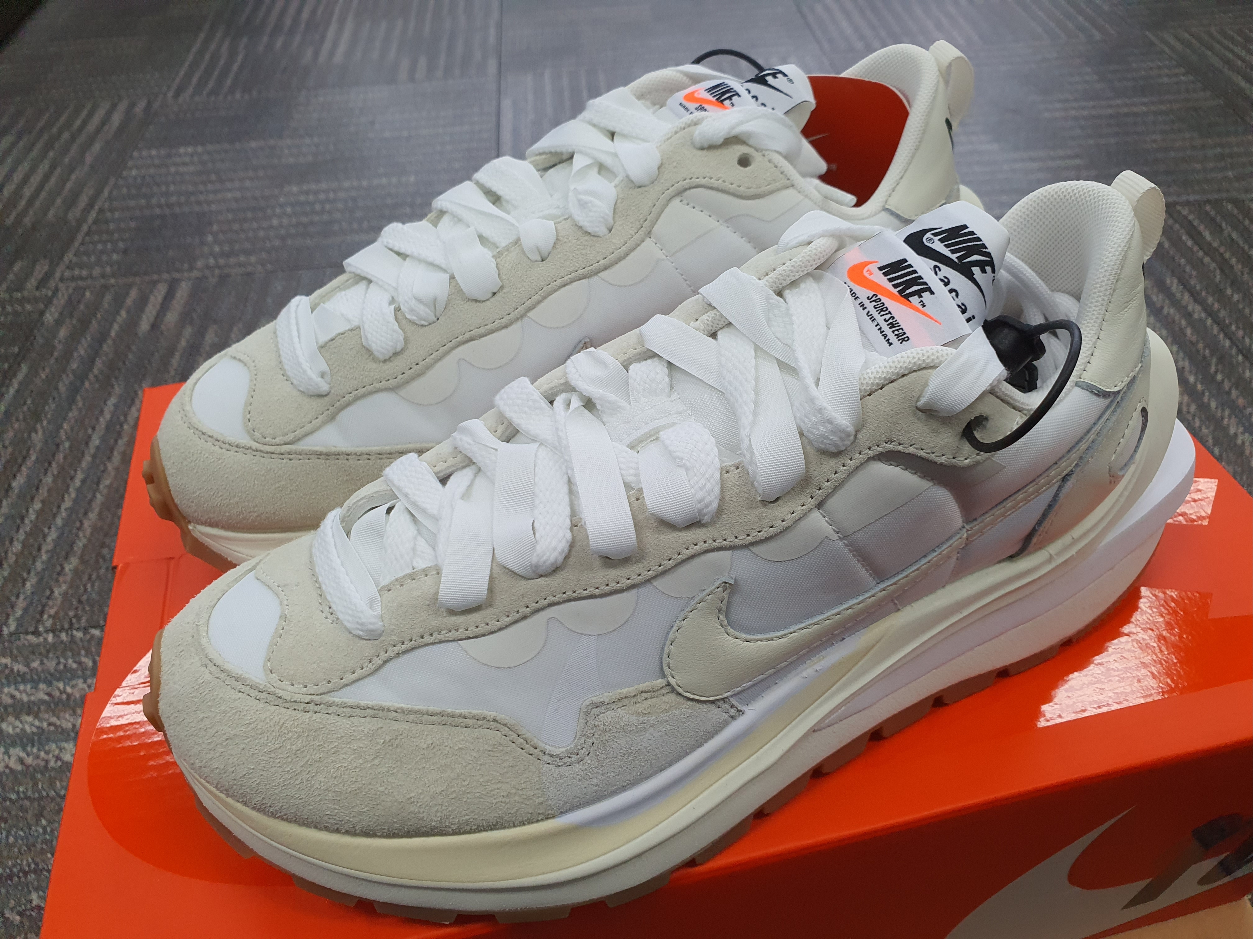 Nike x Sacai VaporWaffle White and Gum 착용 스타일 - 1