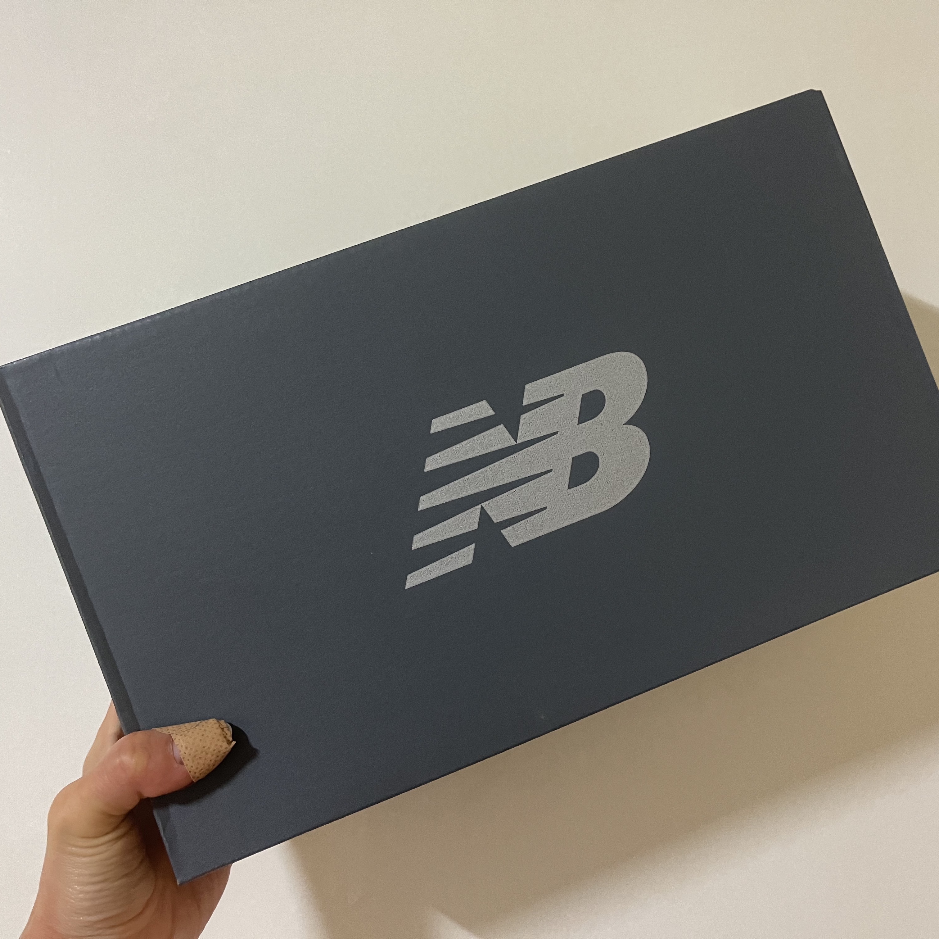 (W) New Balance 327 Beige Gum 착용 스타일 - 1