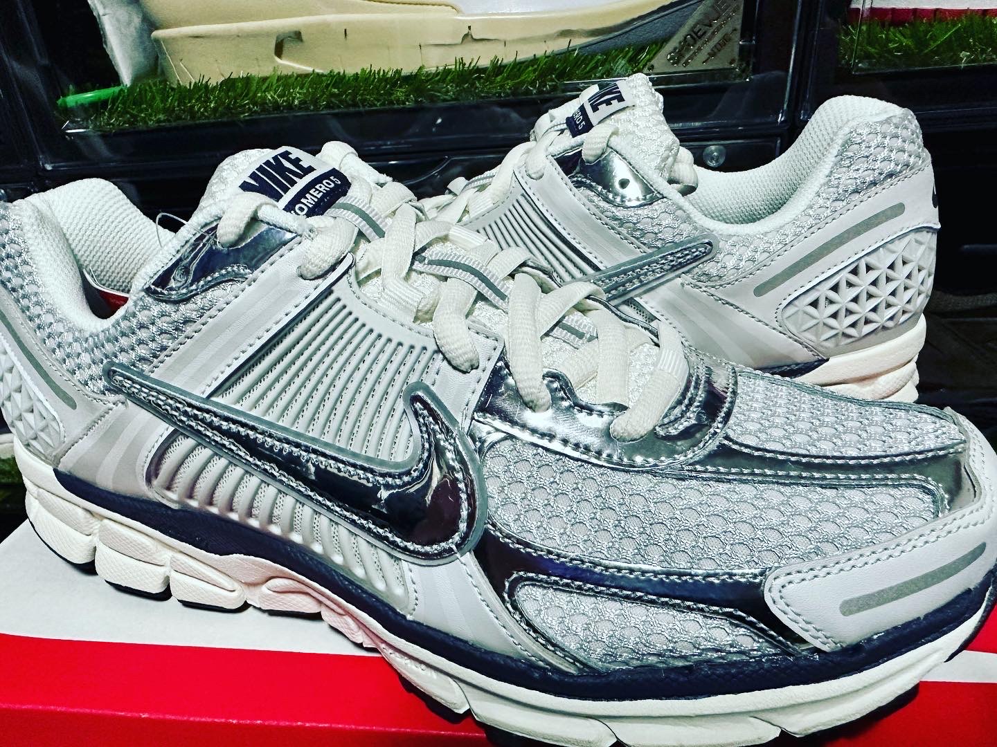 (W) Nike Zoom Vomero 5 Photon Dust and Metallic Silver, Jordan 1 High 85 Black White 착용 스타일 - 3