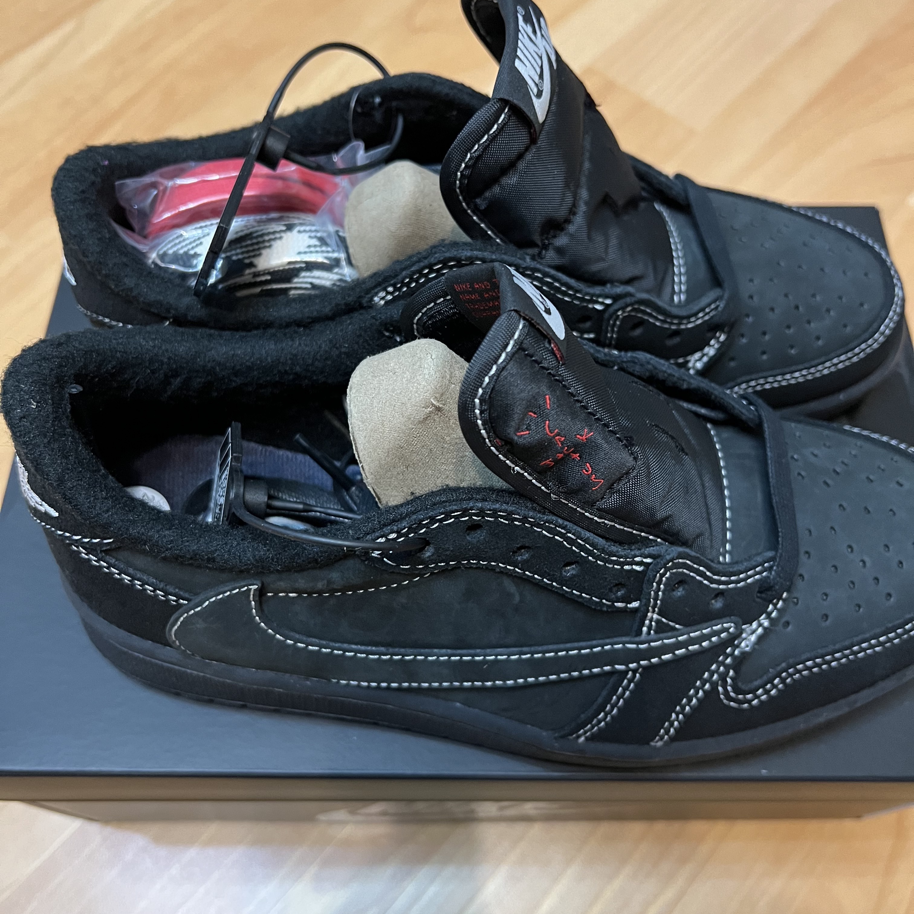 Jordan 1 x Travis Scott Retro Low OG SP Black Phantom 착용 스타일 - 4