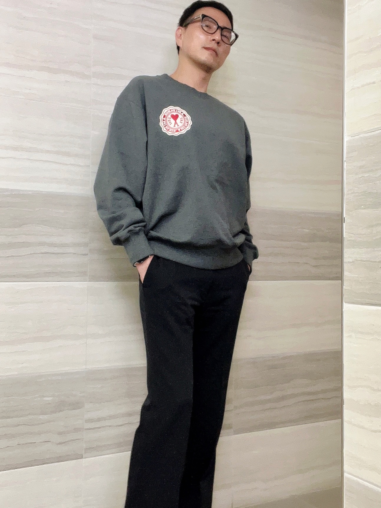AMI de Coeur Patch Sweatshirt Heather Grey 착용 스타일