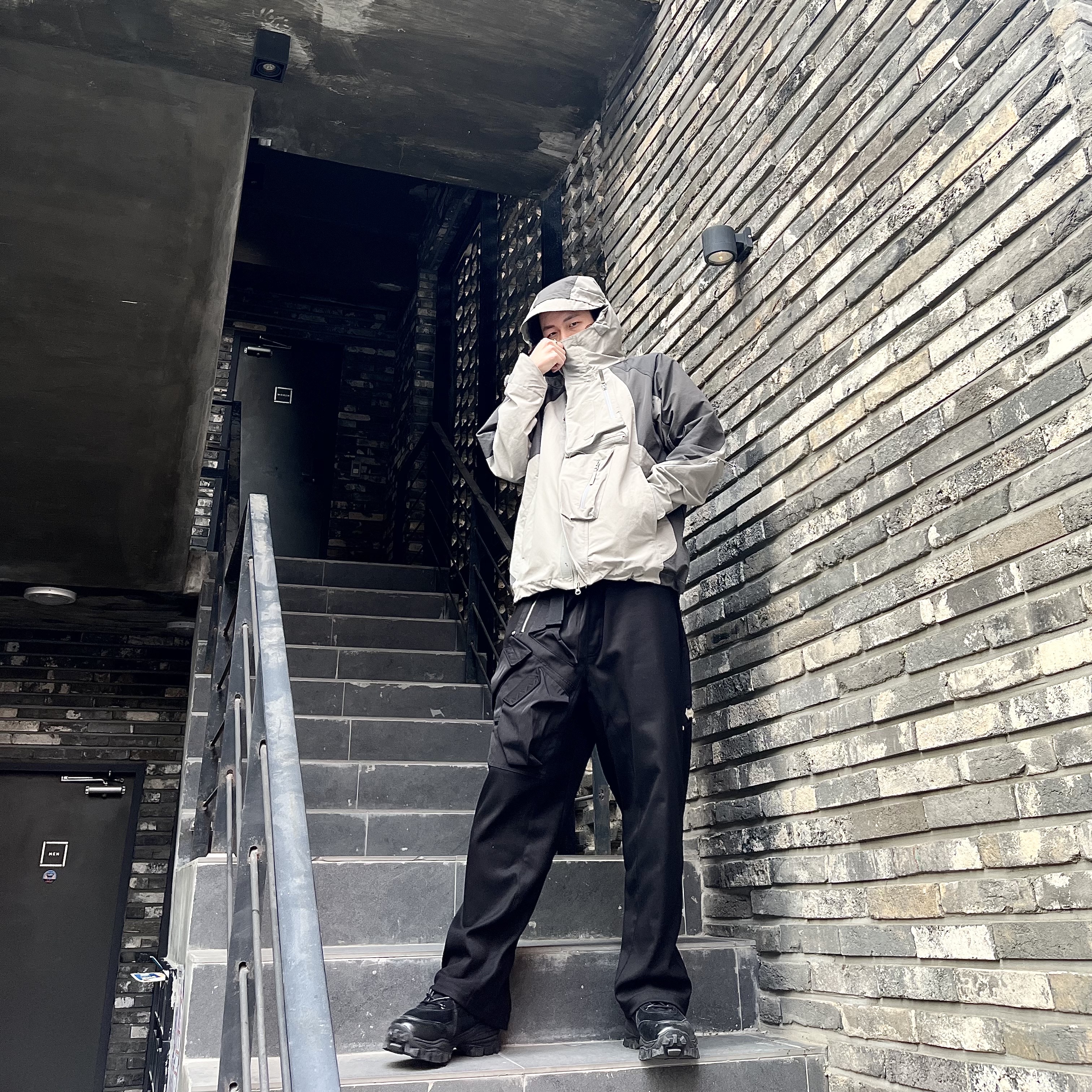 Undermycar Rikan Multi Pocket Casual Jacket London Fog - 21FW, Undermycar x Ohhyunseog Boltume.5 Hardware Cargo Pocket Wide Pants Turbo Black - 22FW 착용 스타일 - 2