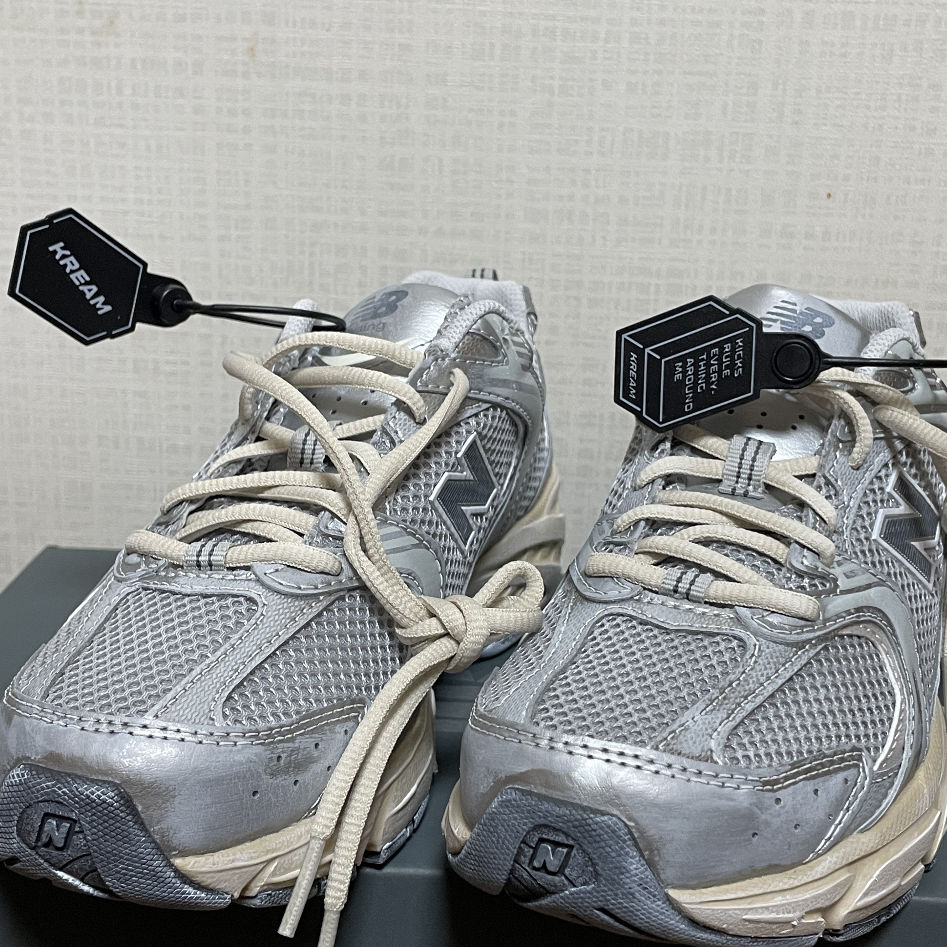 New Balance 530 Vintage Metallic Silver 착용 스타일 - 3