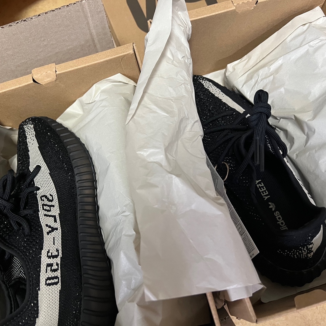Adidas Yeezy Boost 700 V2 Static 2022, Adidas Yeezy Boost 350 V2 Core Black White 2022 착용 스타일 - 2