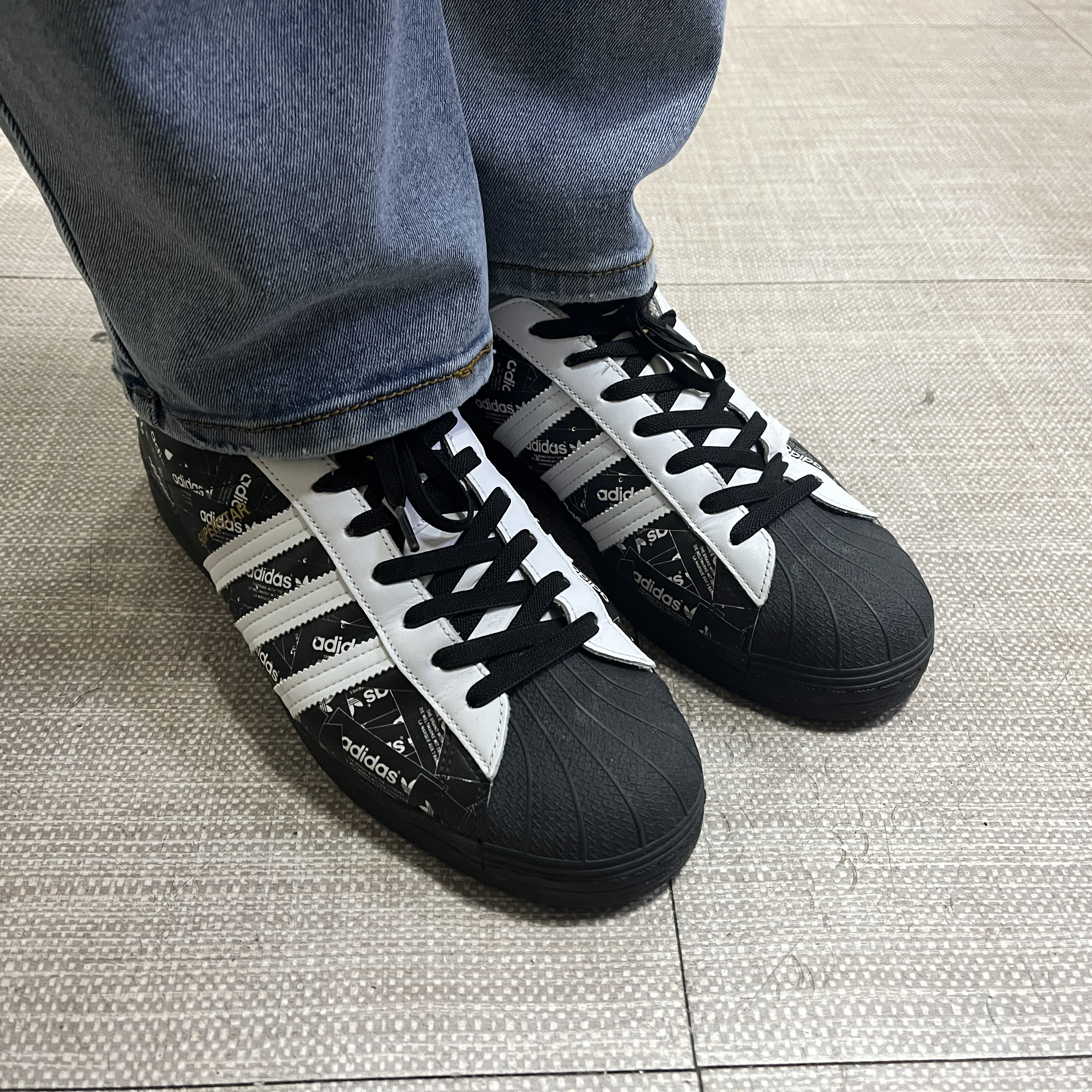 Adidas Superstar All Over Print Black 착용 스타일 - 2