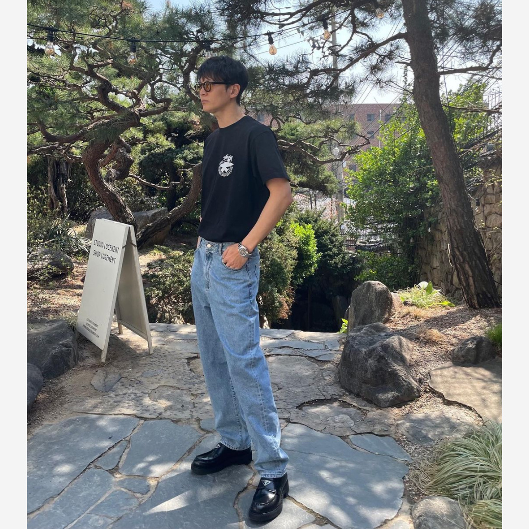 Prada Chocolate Brushed Leather Loafers Black, Stussy Beach Roots T-Shirt Black 착용 스타일 - 2