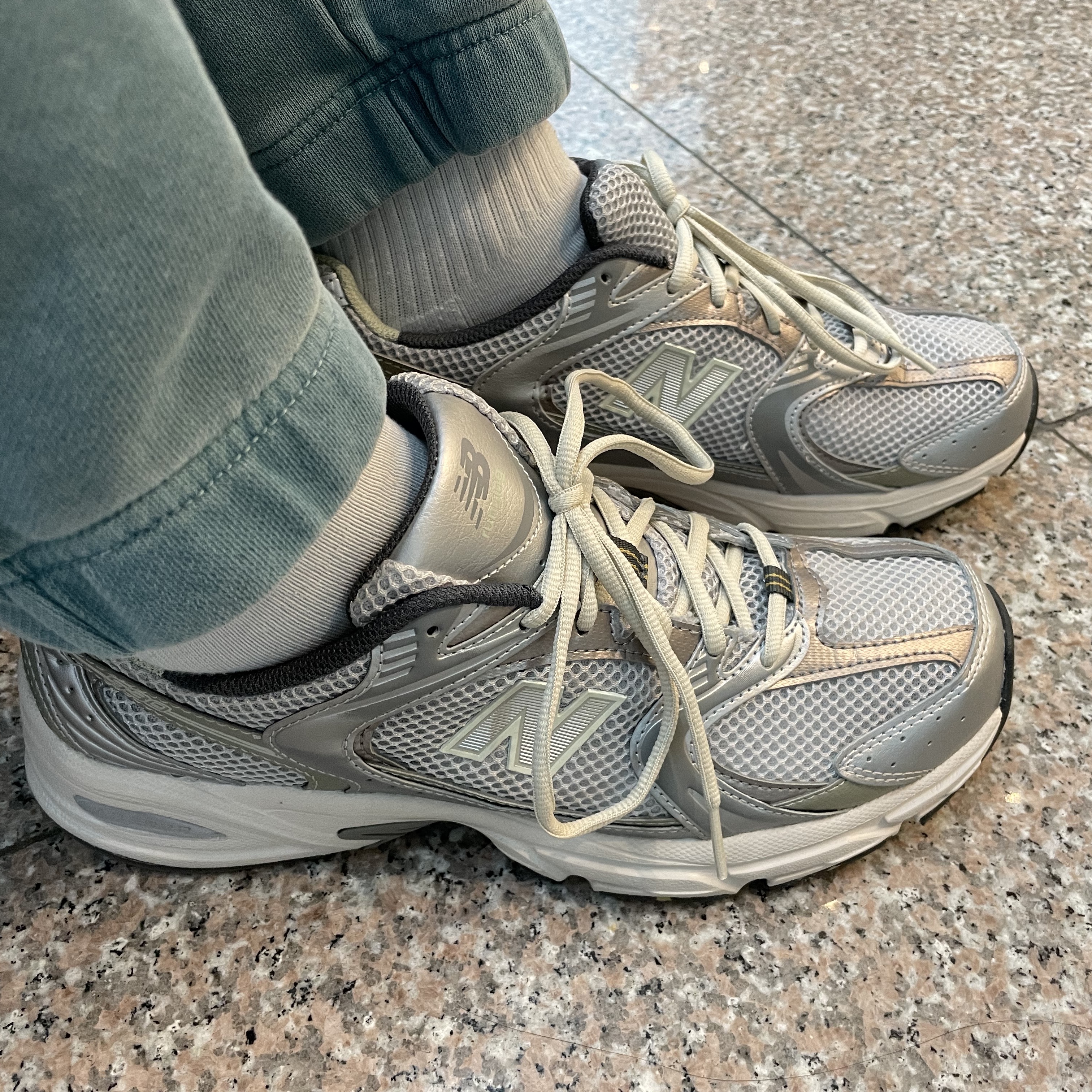 New Balance 530 Earth 착용 스타일 - 1