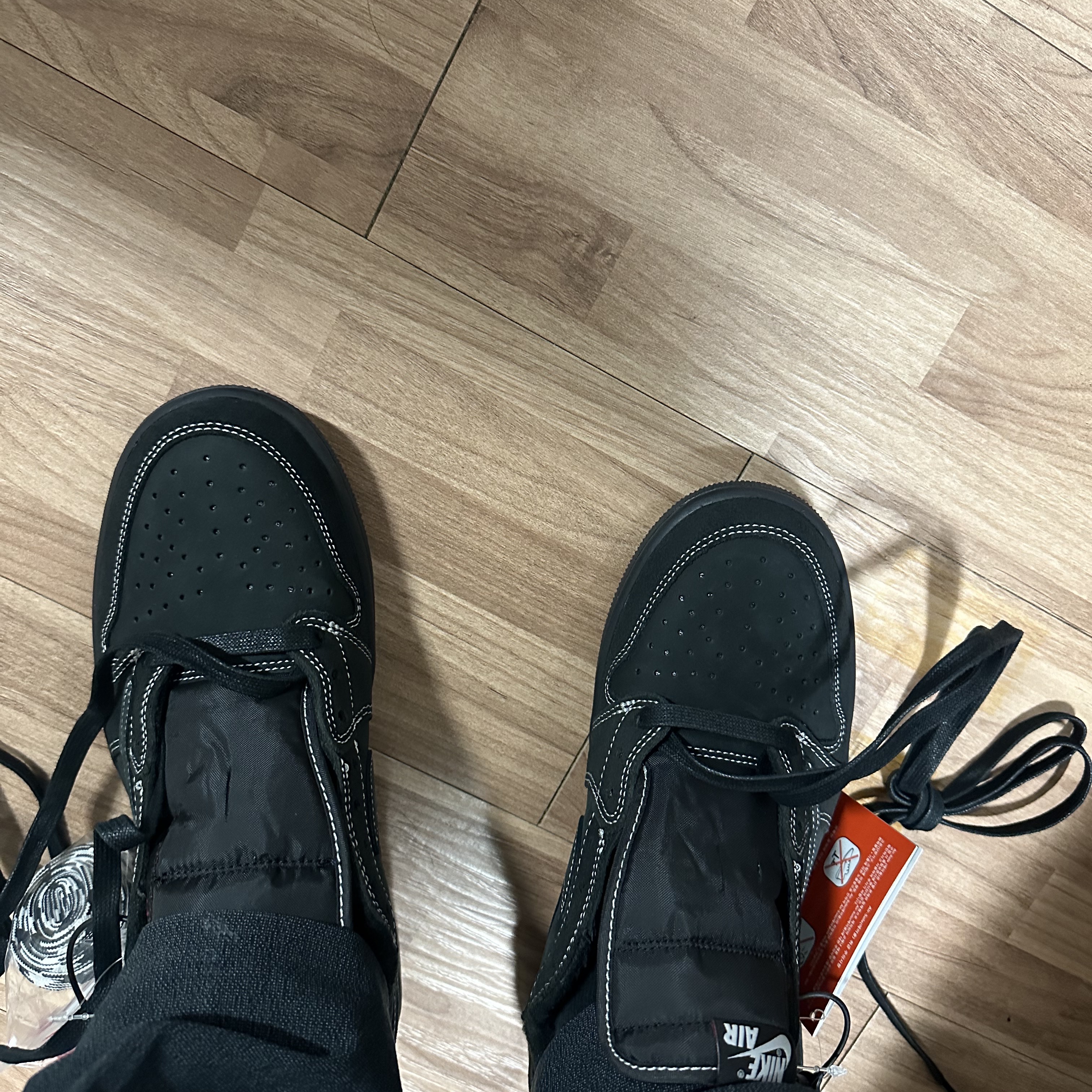 Jordan 1 x Travis Scott Retro Low OG SP Black Phantom 착용 스타일 - 5