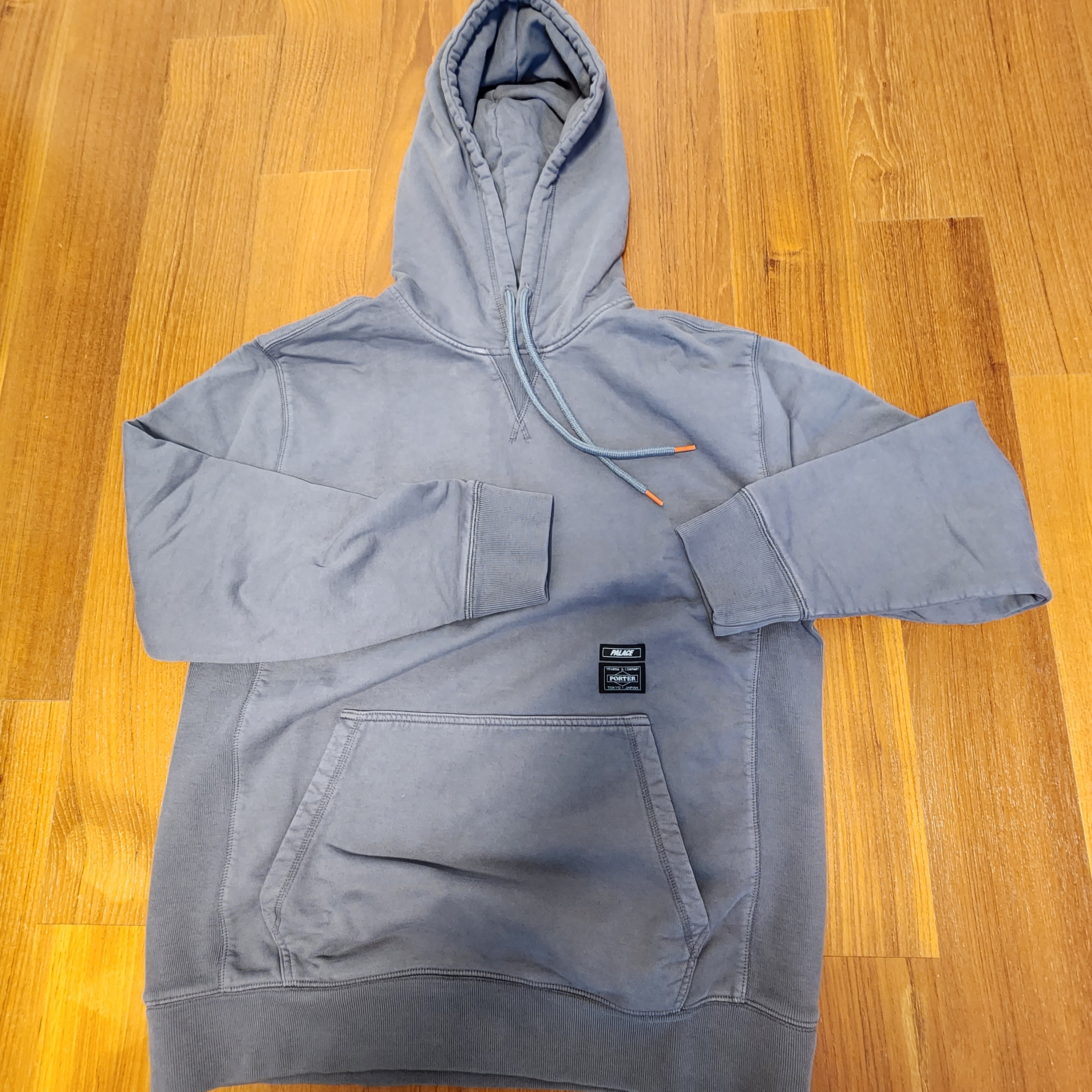 Palace x Porter Tri-Ferg Hoodie Gray 착용 스타일 - 1
