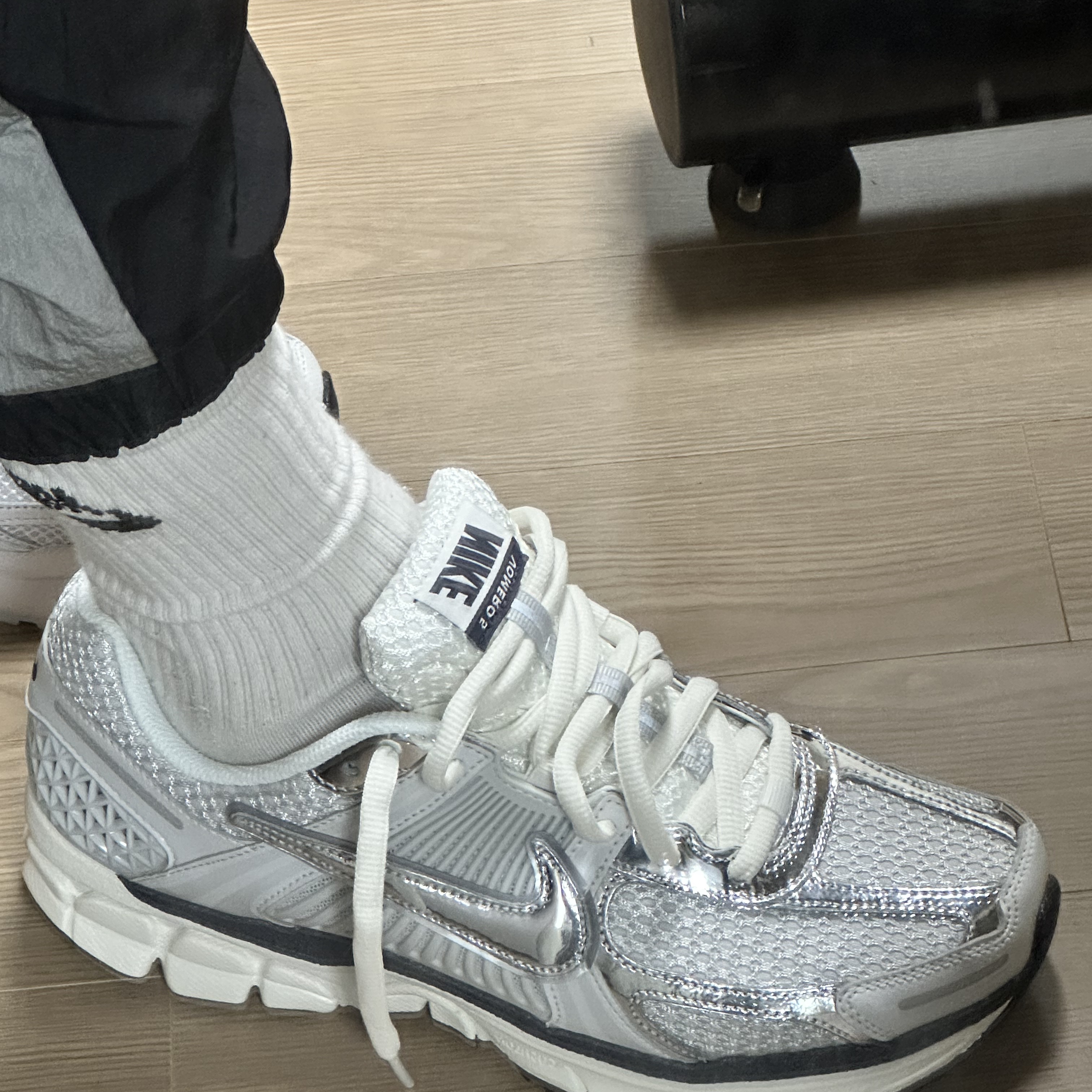 (W) Nike Zoom Vomero 5 Photon Dust and Metallic Silver, Nike Zoom Vomero 5 SP Vast Grey 2023 착용 스타일 - 2