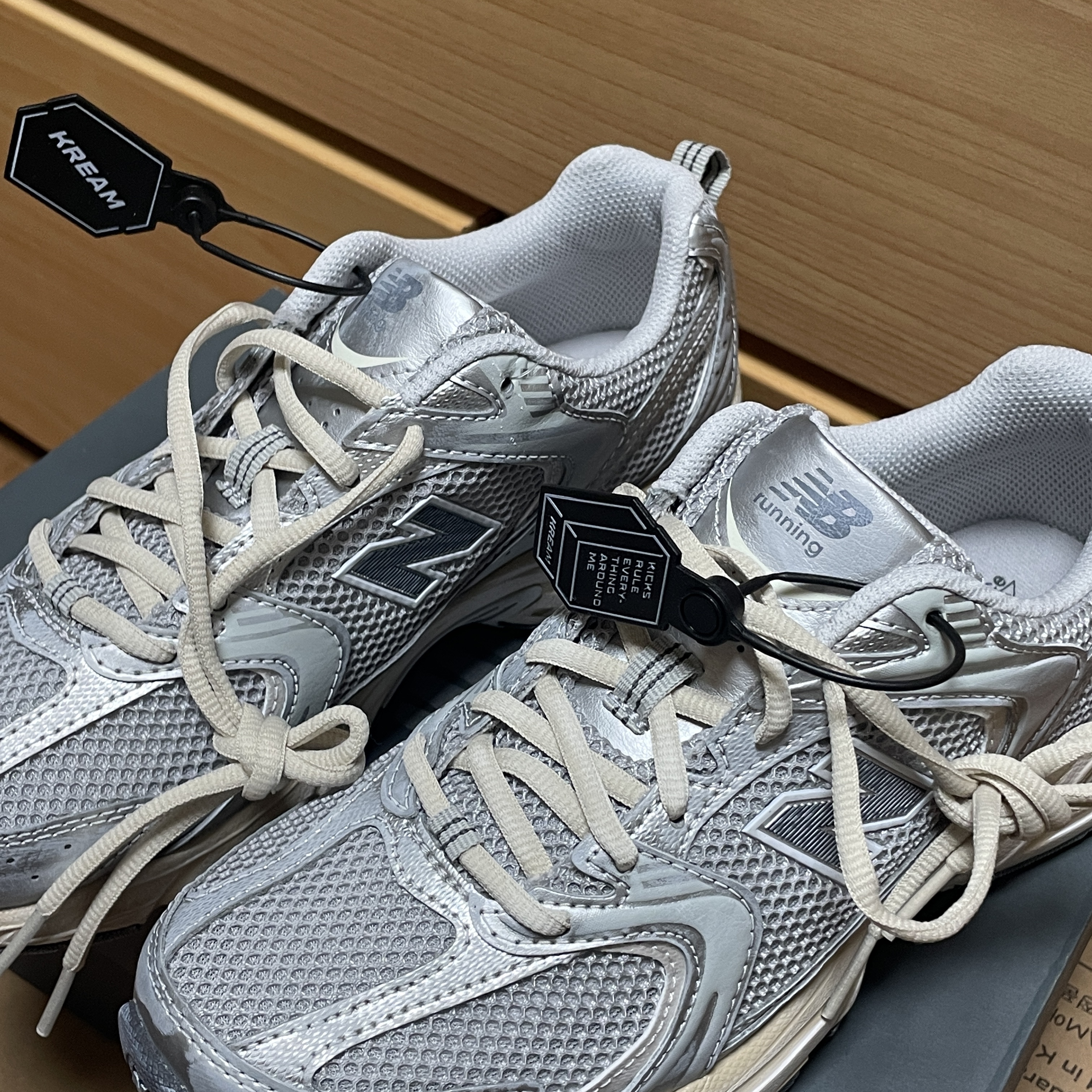 New Balance 530 Vintage Metallic Silver 착용 스타일 - 1