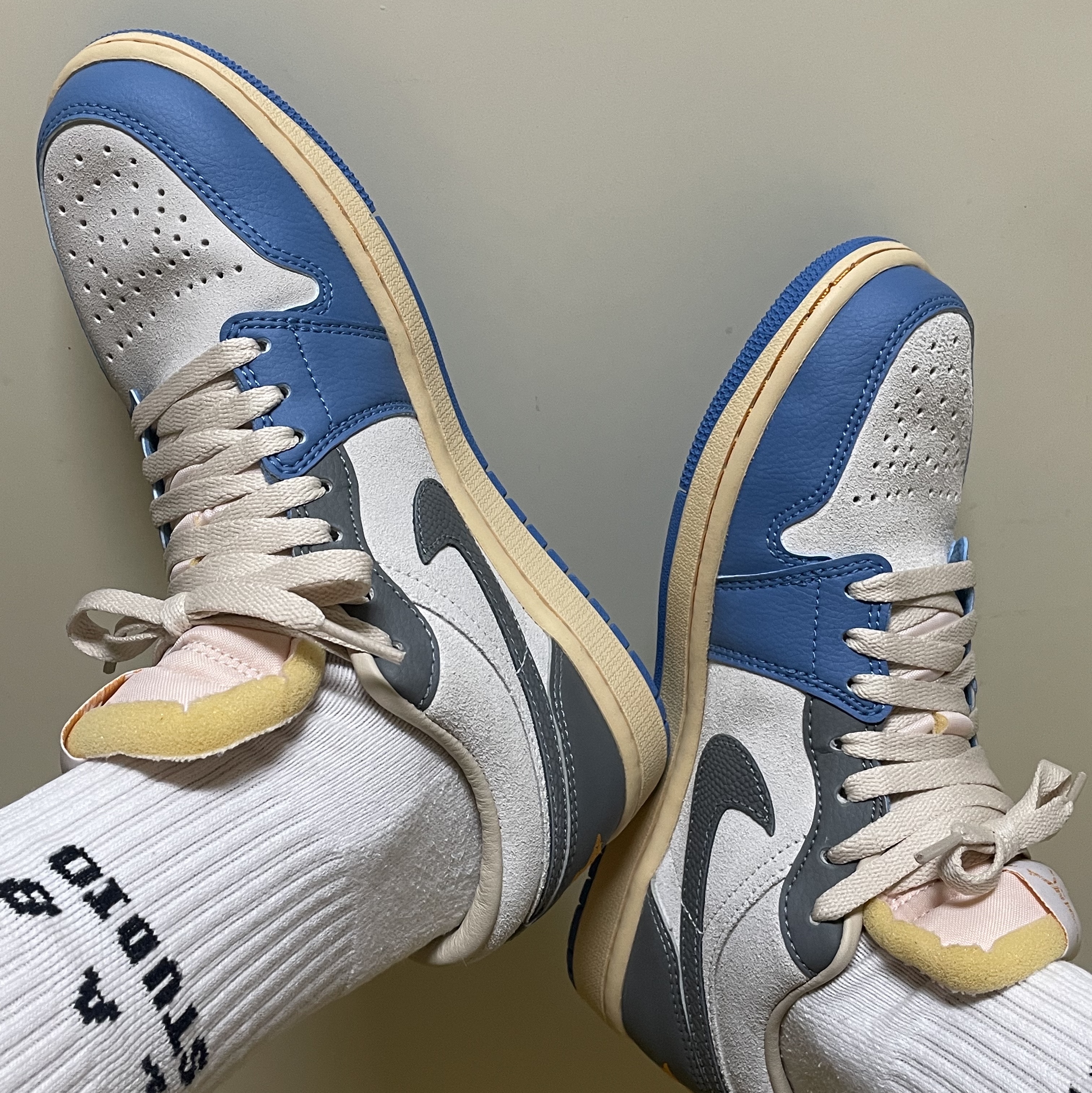 Jordan 1 Low SE Tokyo 96, IAB Studio White & Ash Blue Socks (3 Pack) 착용 스타일