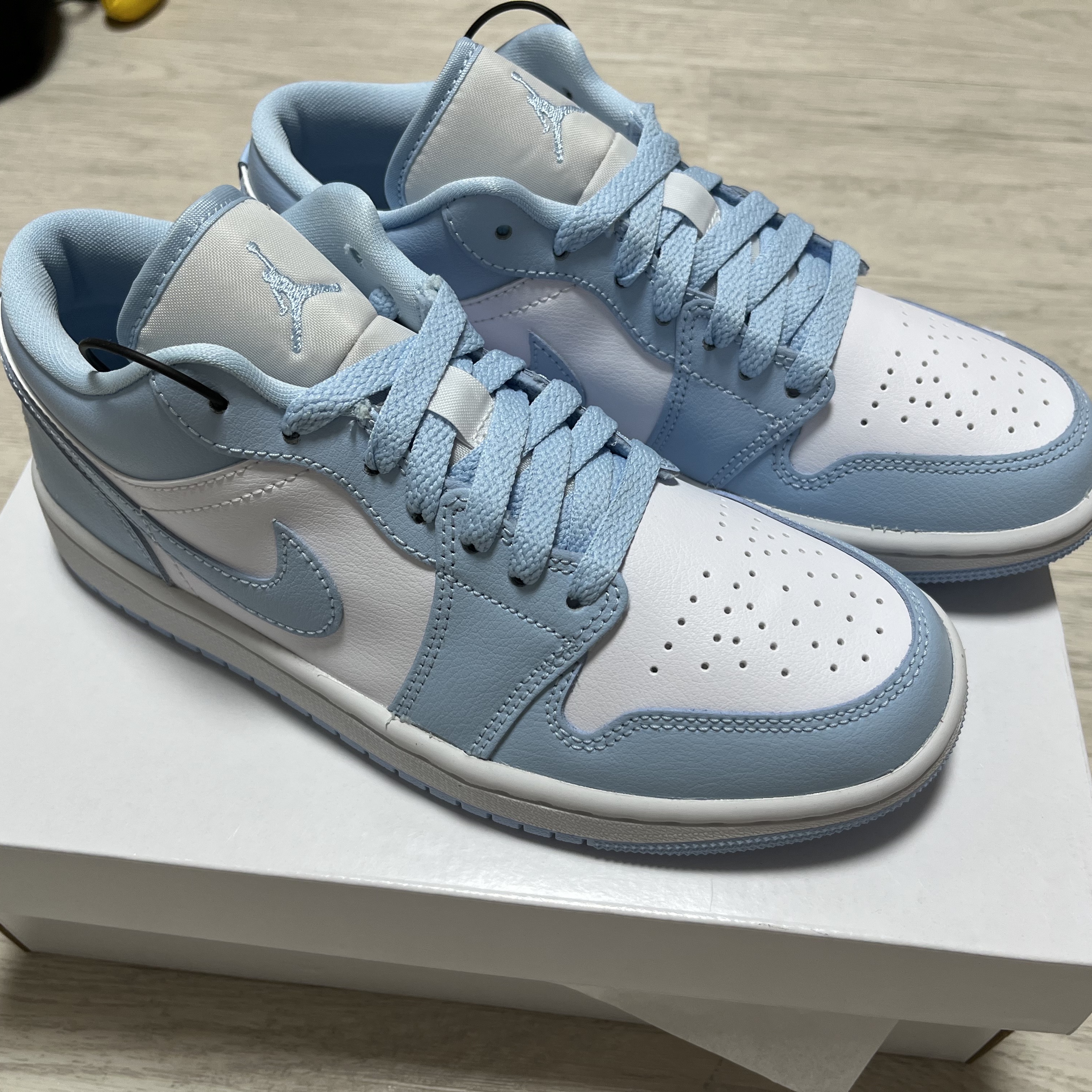 (W) Jordan 1 Low White Ice Blue 착용 스타일 - 1