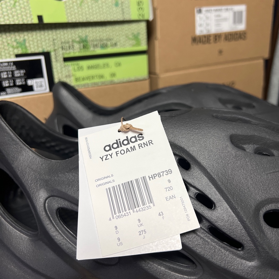 Adidas Yeezy Boost 700 V2 Static 2022, Adidas Yeezy Boost 350 V2 Core Black White 2022 착용 스타일 - 4