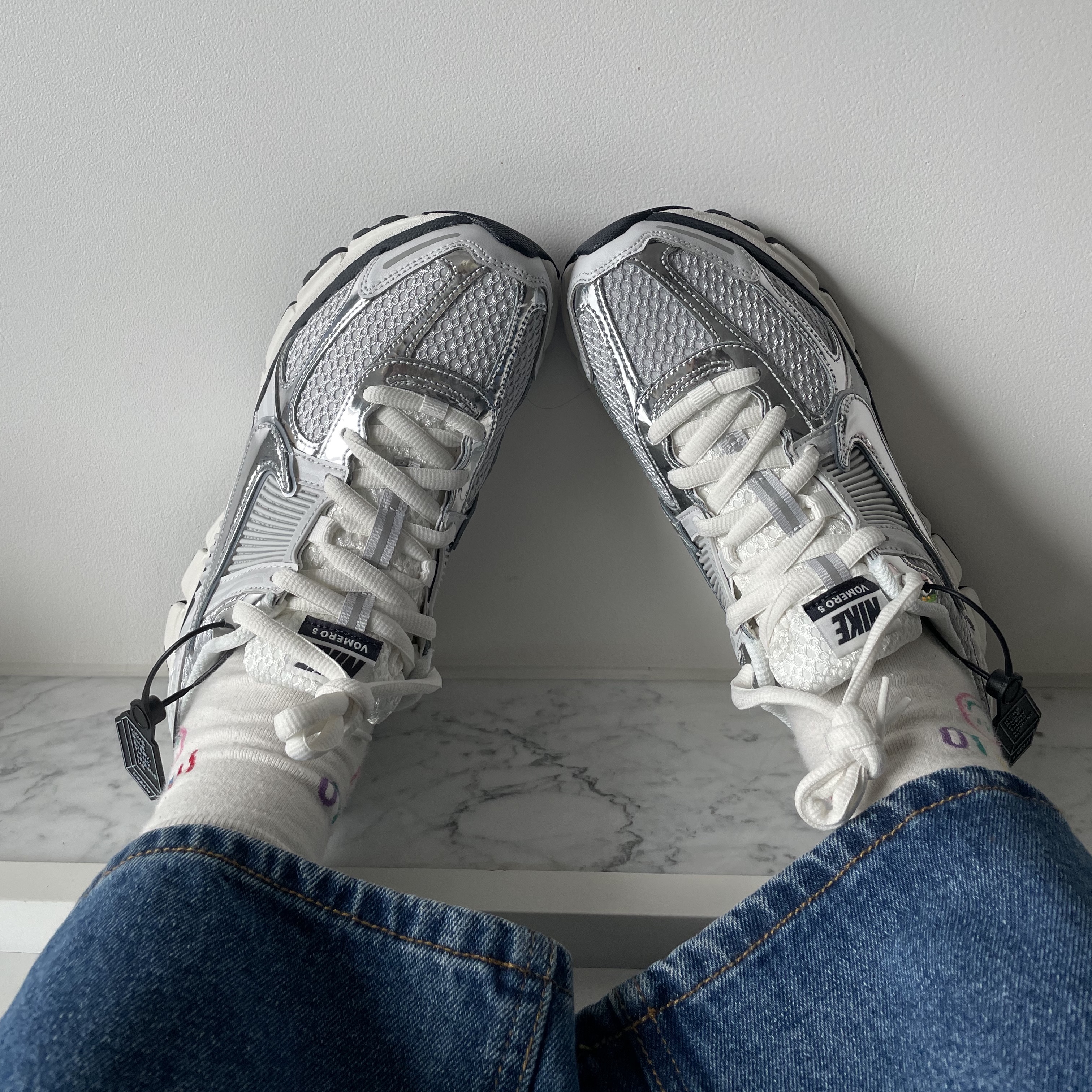 (W) Nike Zoom Vomero 5 Photon Dust and Metallic Silver 착용 스타일 - 2