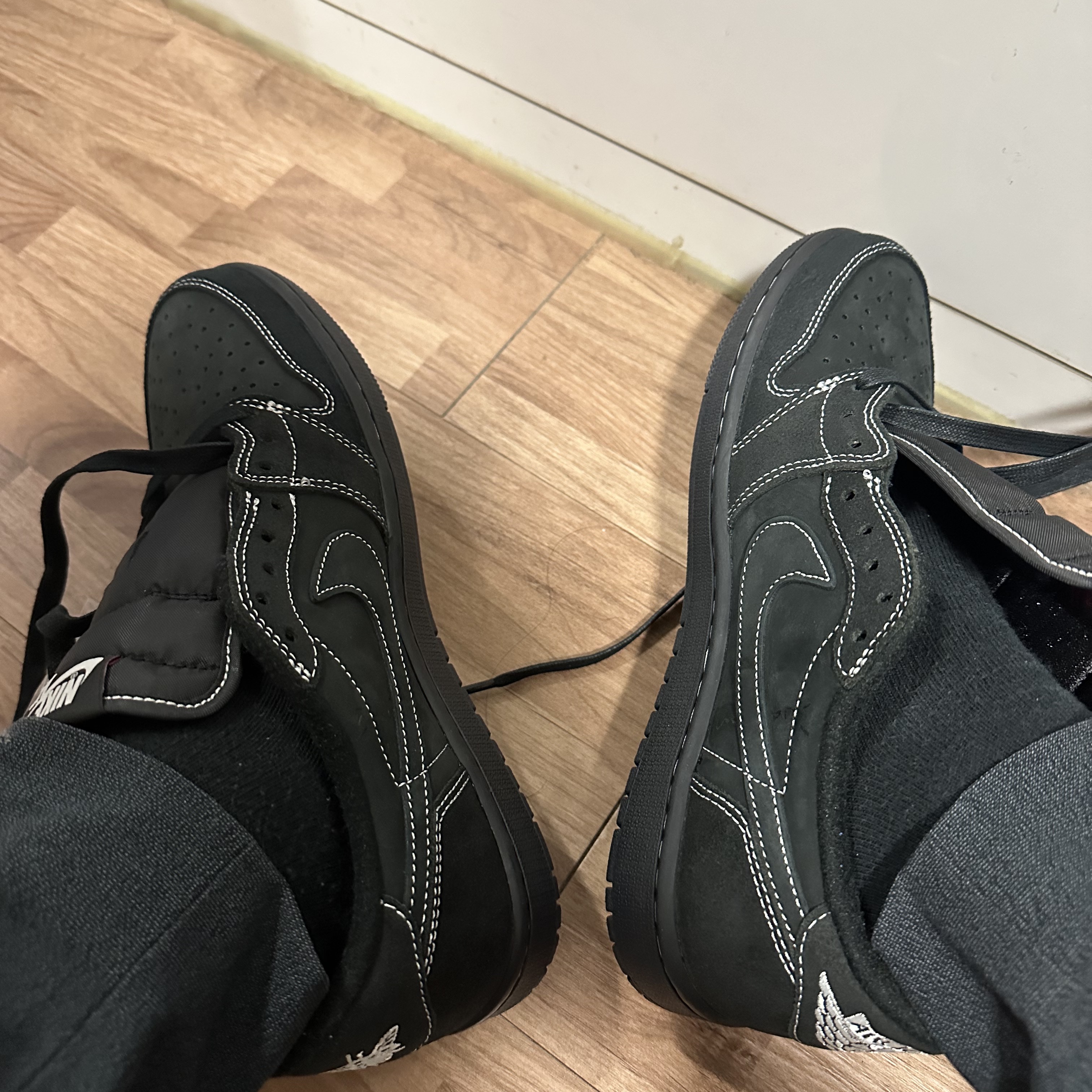 Jordan 1 x Travis Scott Retro Low OG SP Black Phantom 착용 스타일 - 4