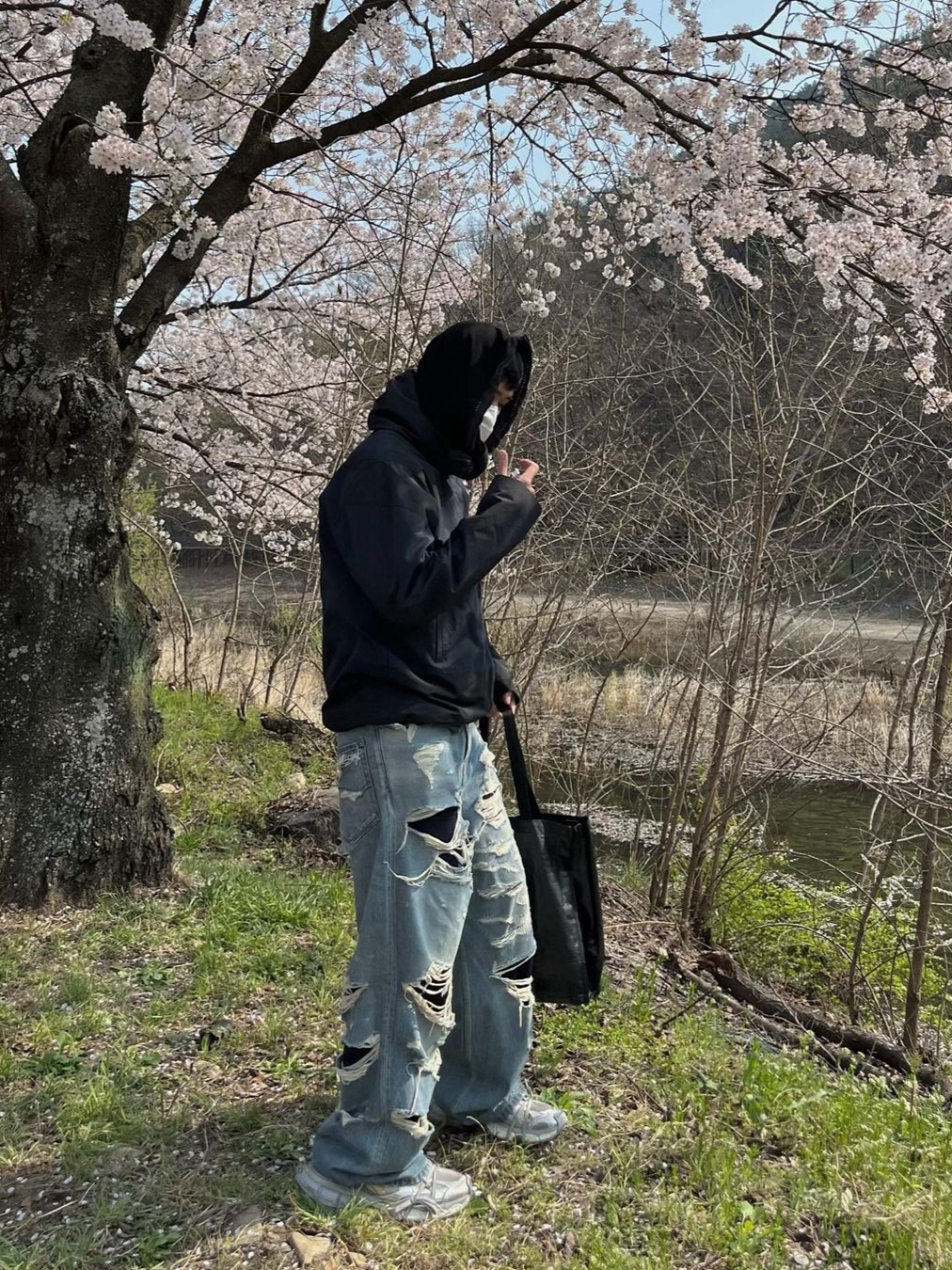 [KREAM 단독] AOP x Side Service Uzumaki Track Jacket Navy Black, Balenciaga 3XL Sneakers Light Beige 착용 스타일 - 2