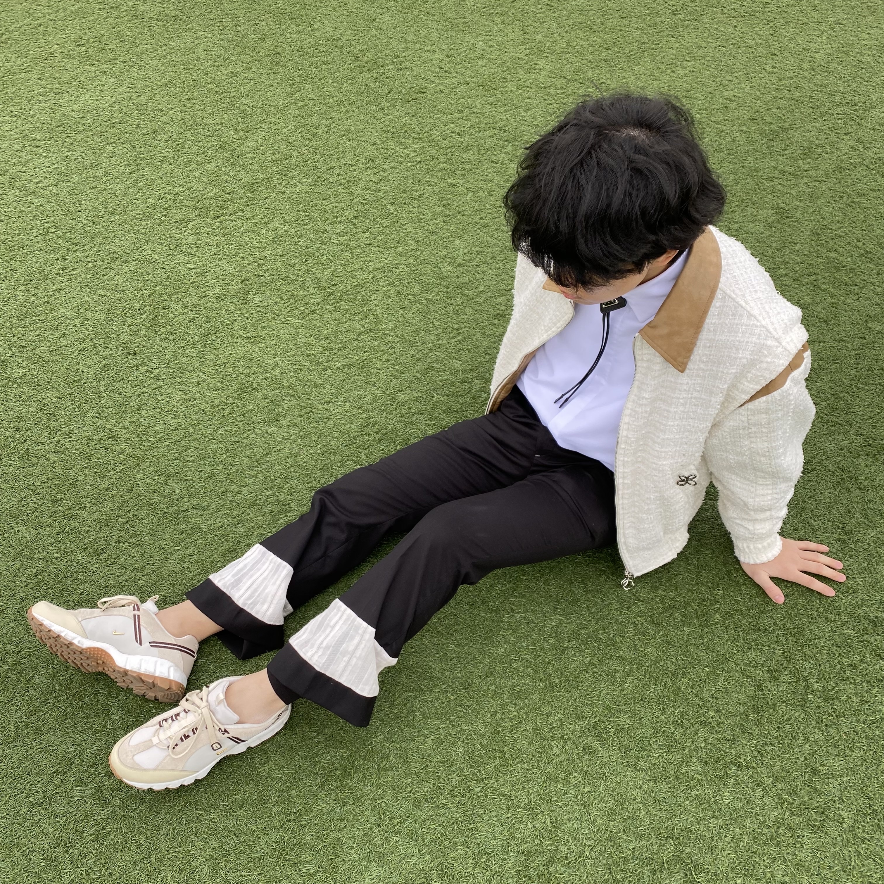 Prada Saffiano Leather Bolo Tie Black, Nike x Jacquemus Air Humara LX Light Bone and Gold 착용 스타일 - 2